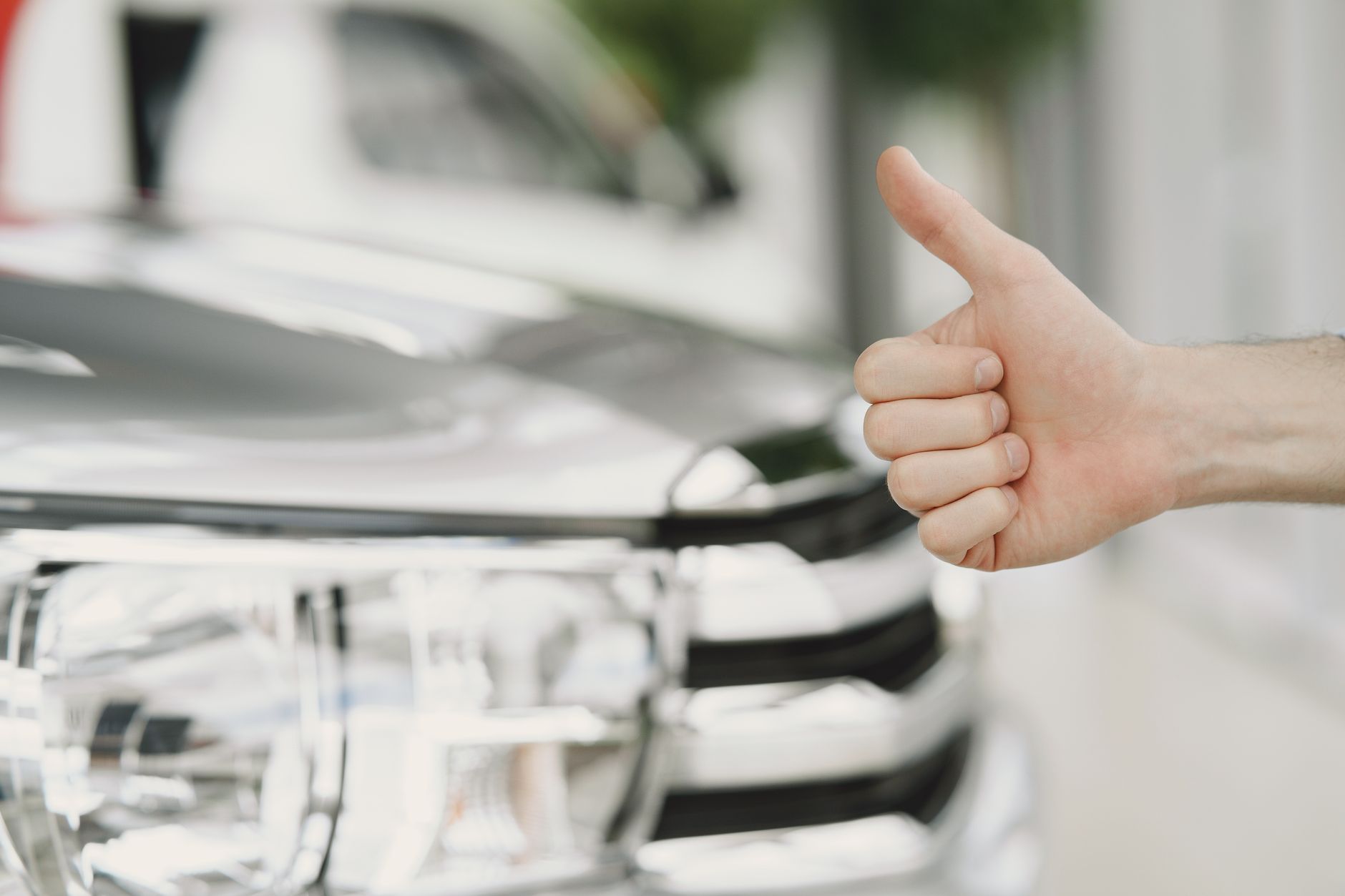 Toyota Hilux estacionada em frente à concessionária