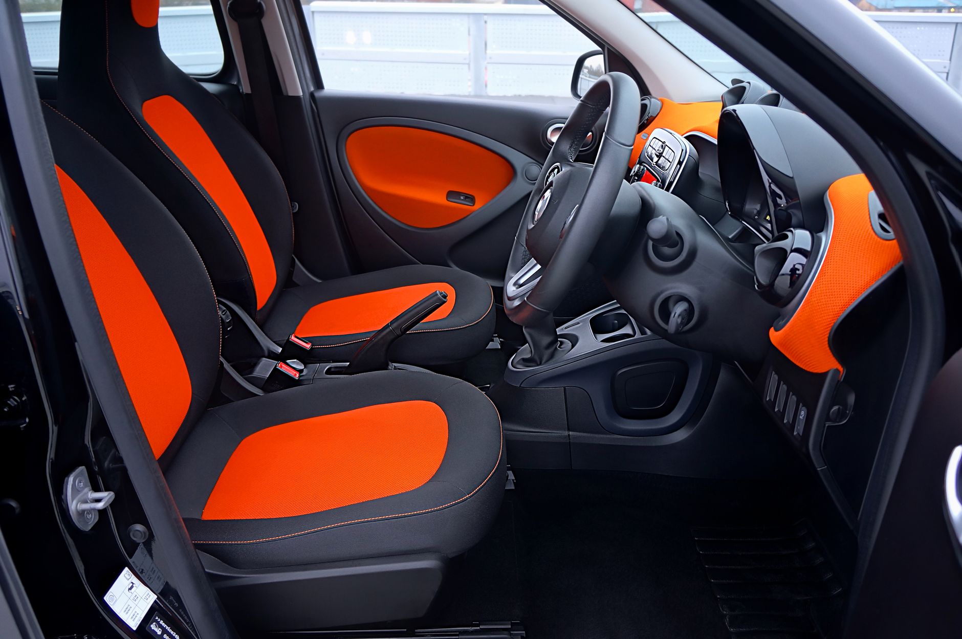 Painel do Honda HR-V seminovo com sistema multimídia