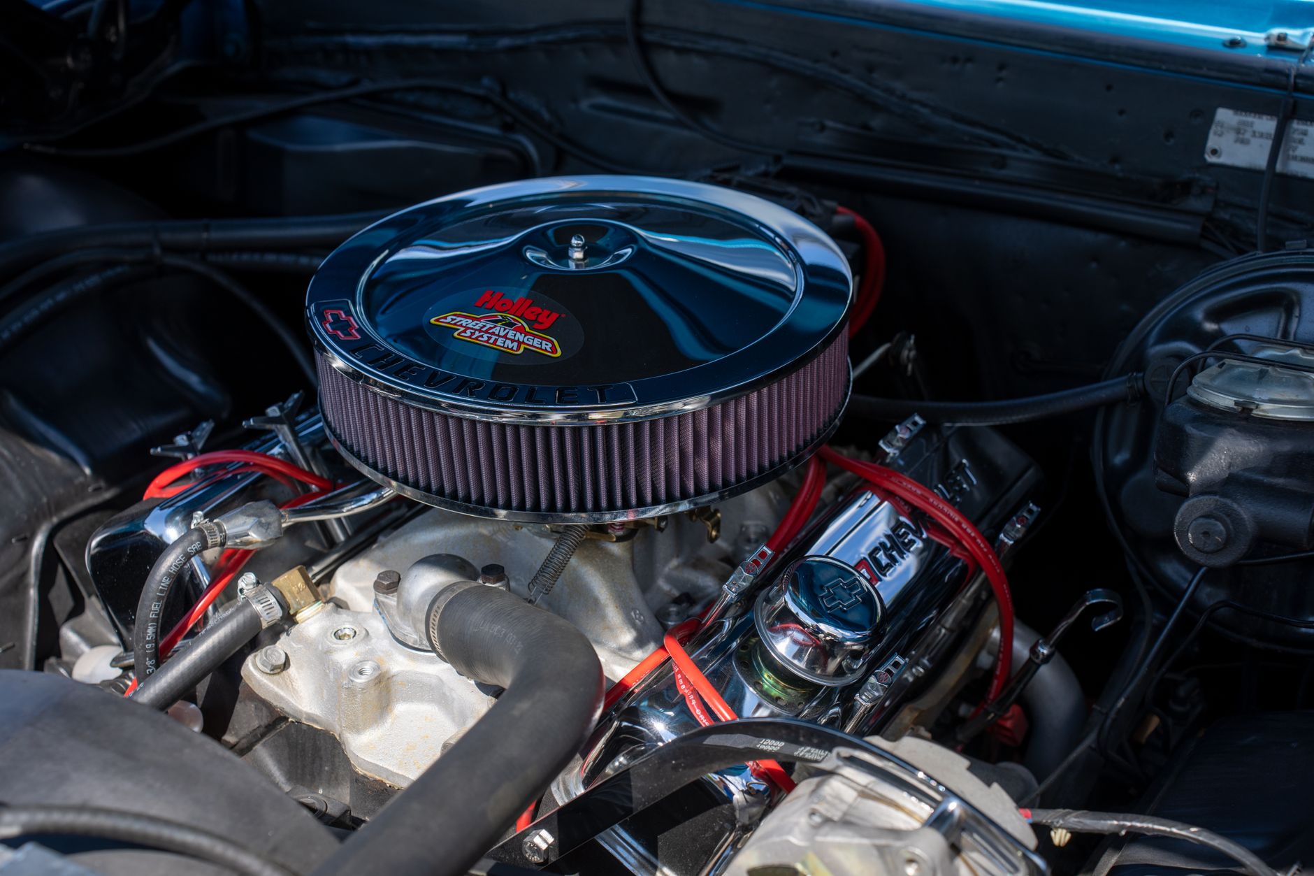 Mecânico realizando revisão detalhada no motor de uma Chevrolet S10 em oficina especializada