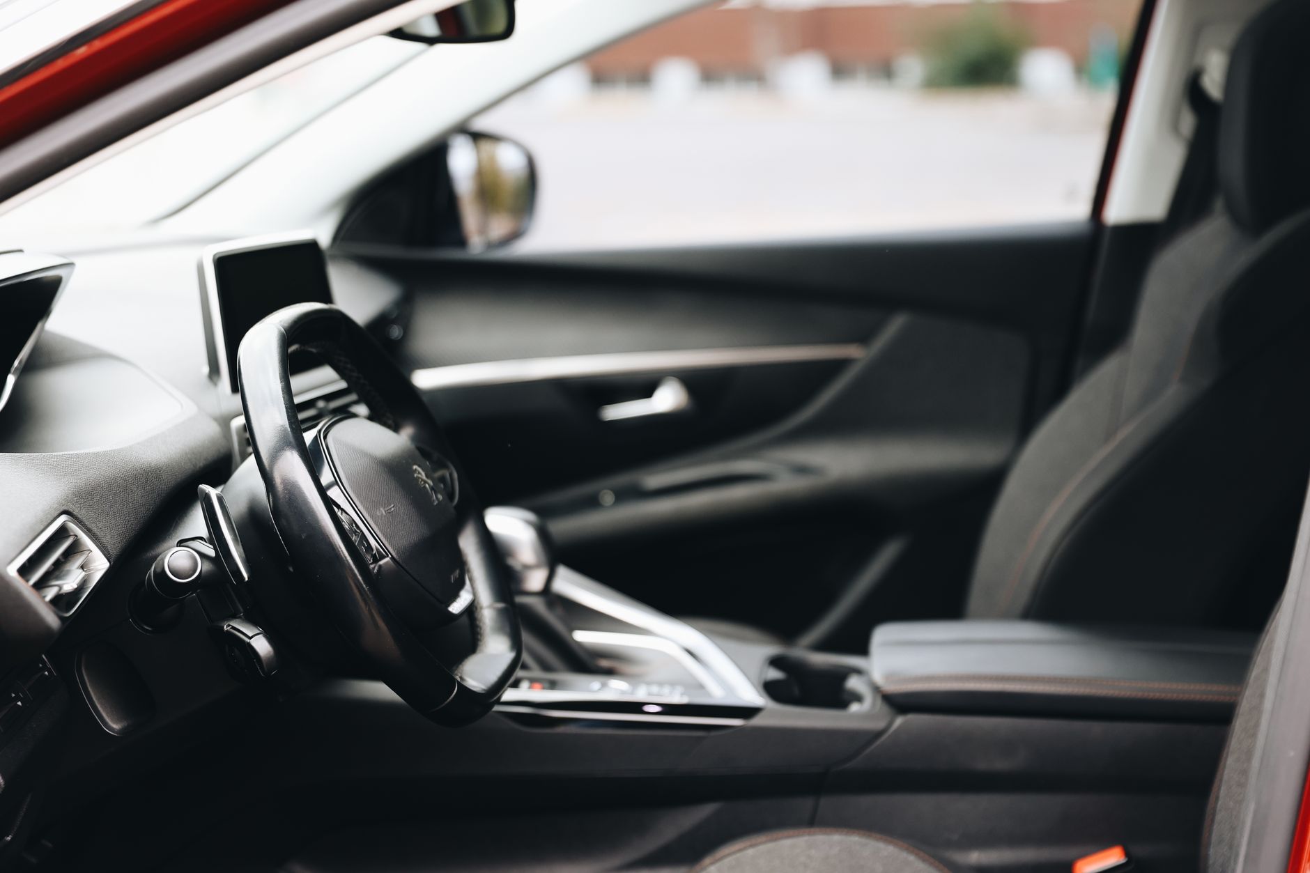 Família sentada em carro 7 lugares