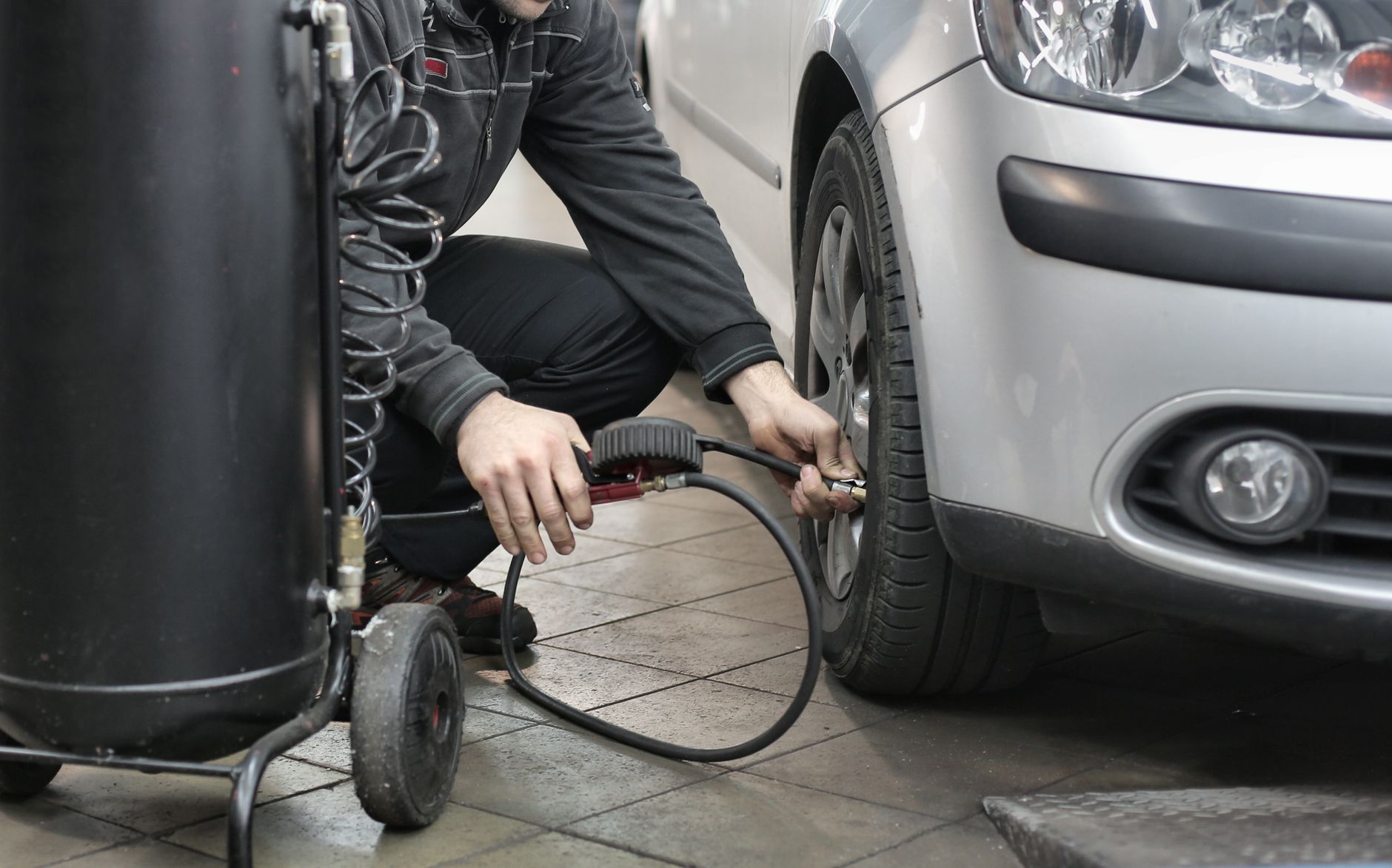 Mecânico profissional inspecionando motor de SUV seminovo em Rio Preto