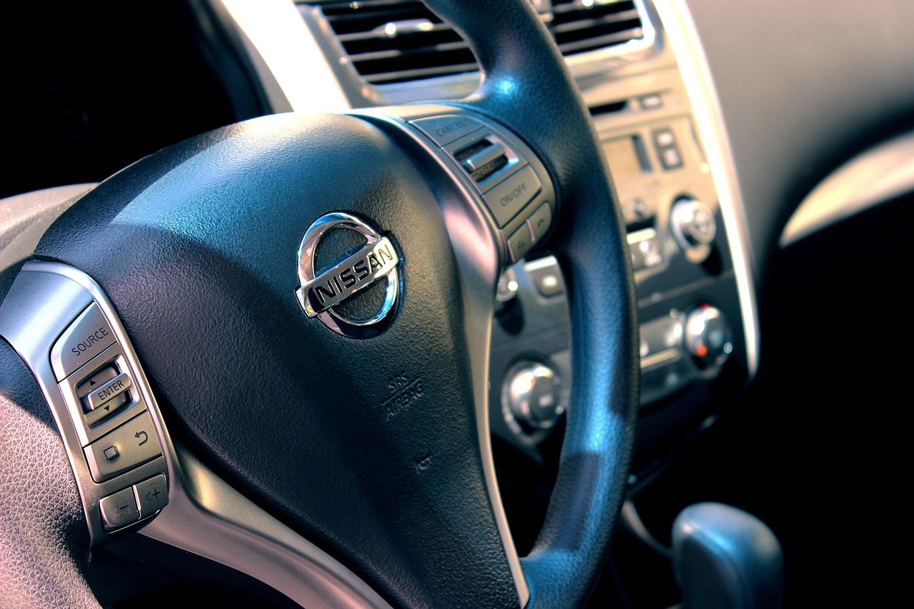Interior de carro para Uber com motorista e celular no painel