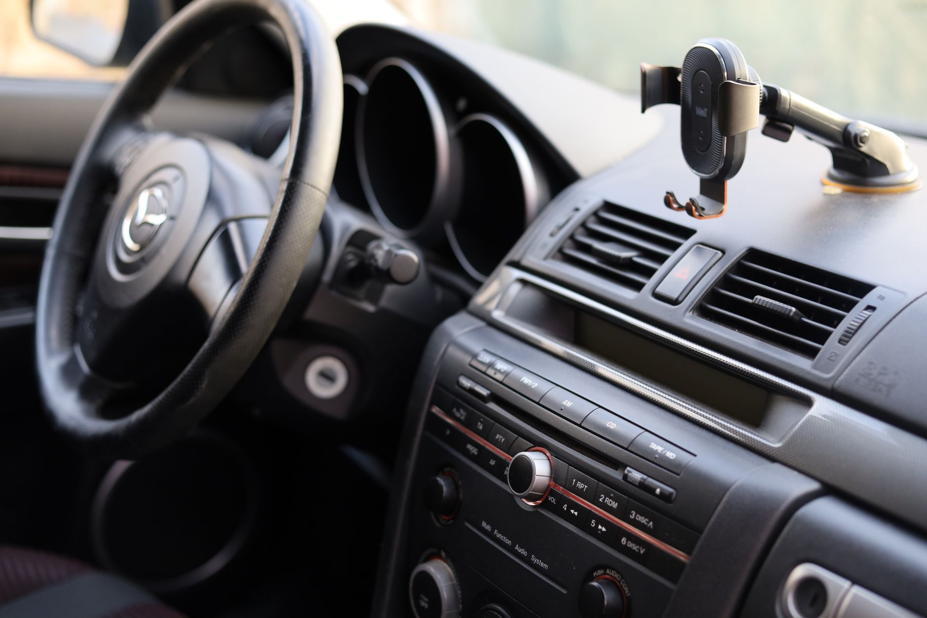 Painel de SUV mostrando controles de ar-condicionado tri-zona