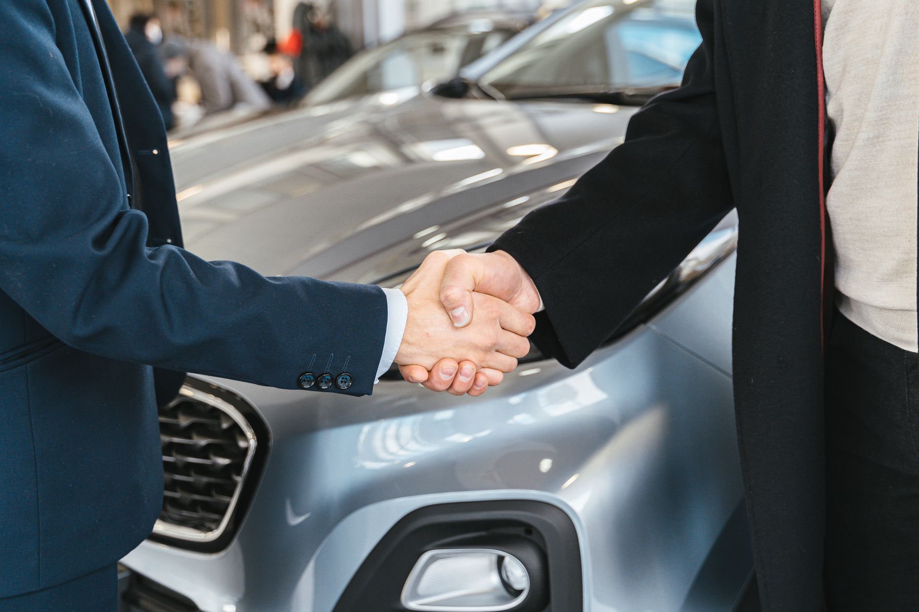 Mecânico inspecionando o motor de um Chevrolet Onix seminovo em oficina