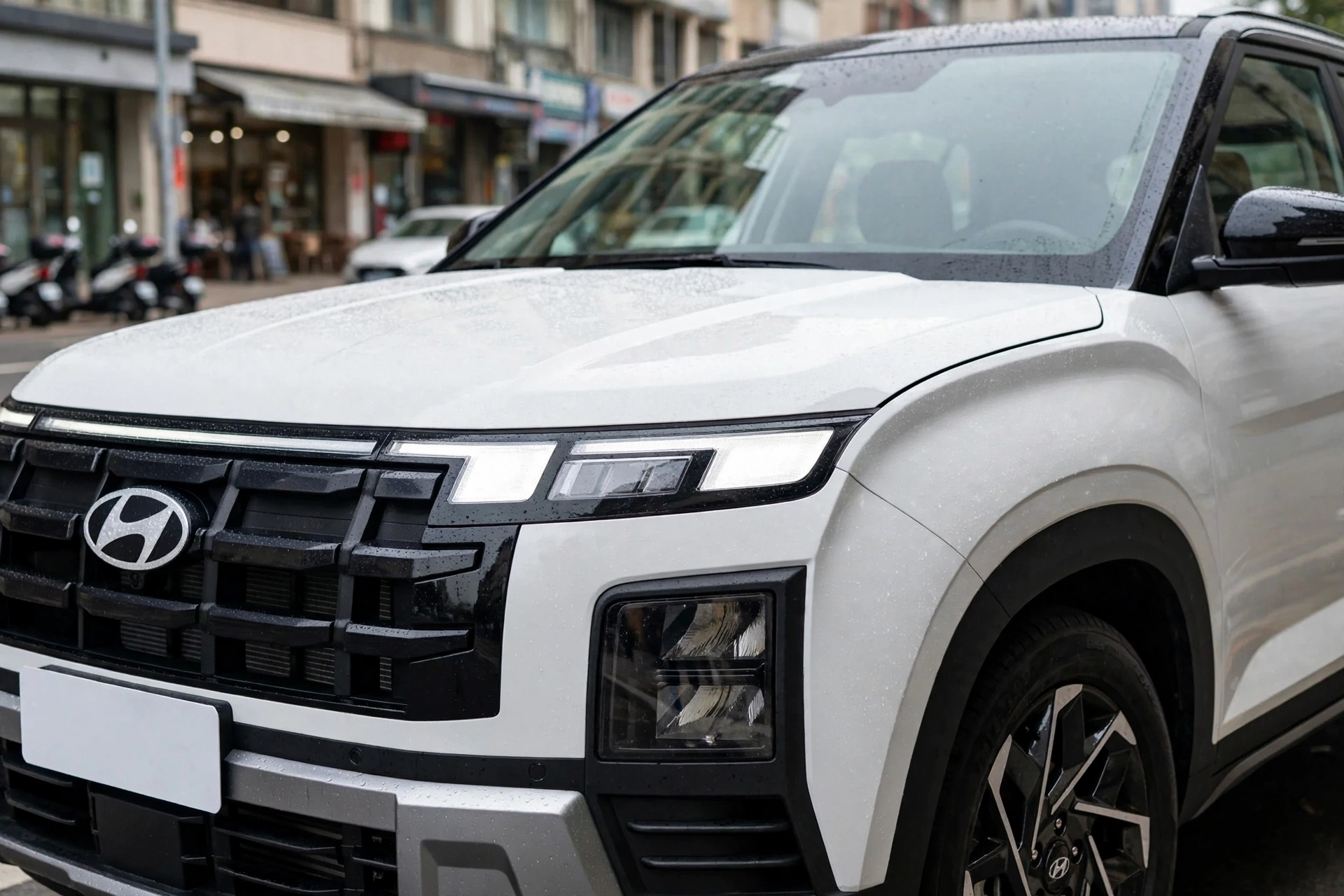Hyundai Creta branco em rua urbana de Neves Paulista