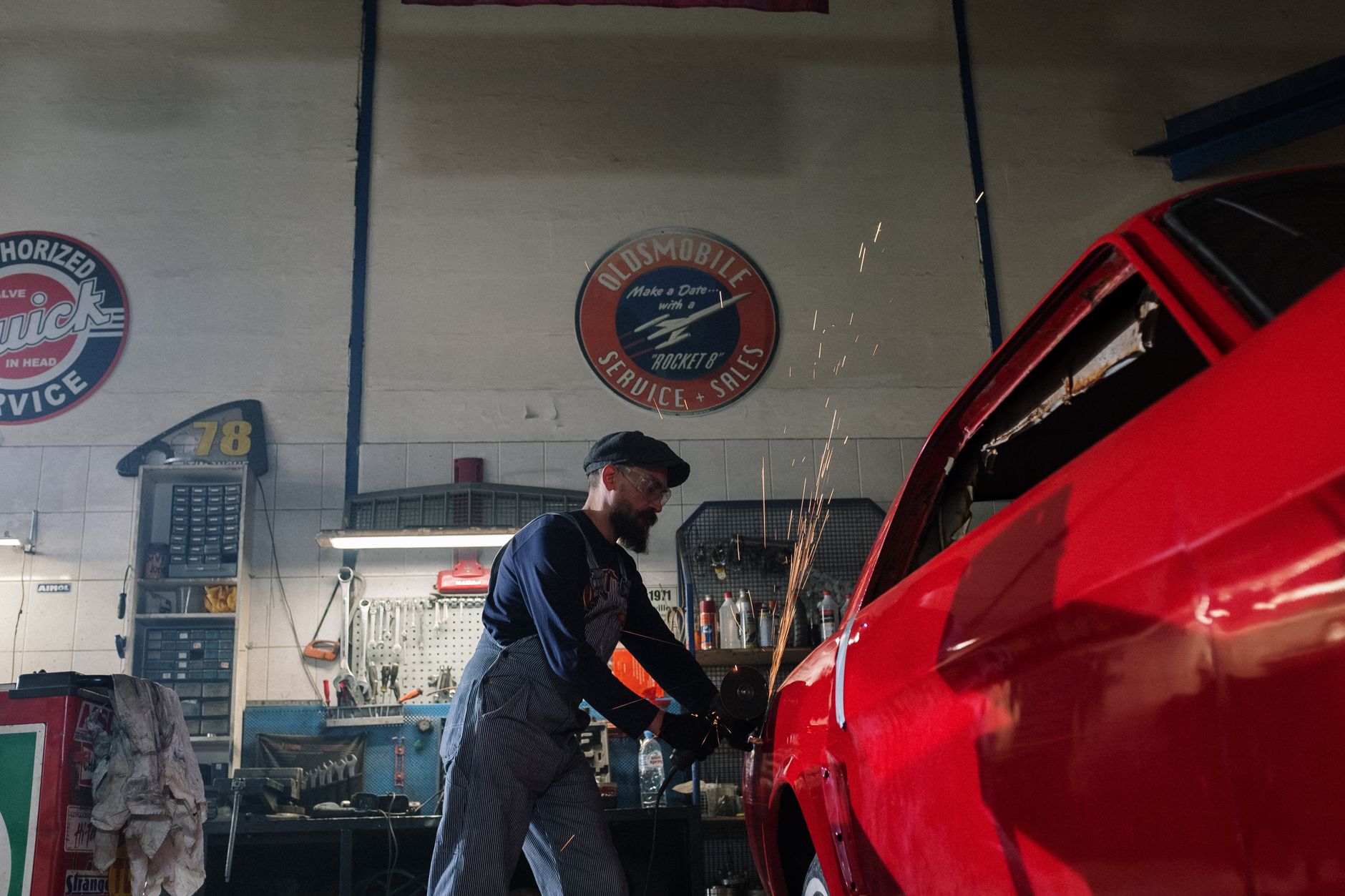Mecânico realizando revisão em motor da Chevrolet S10
