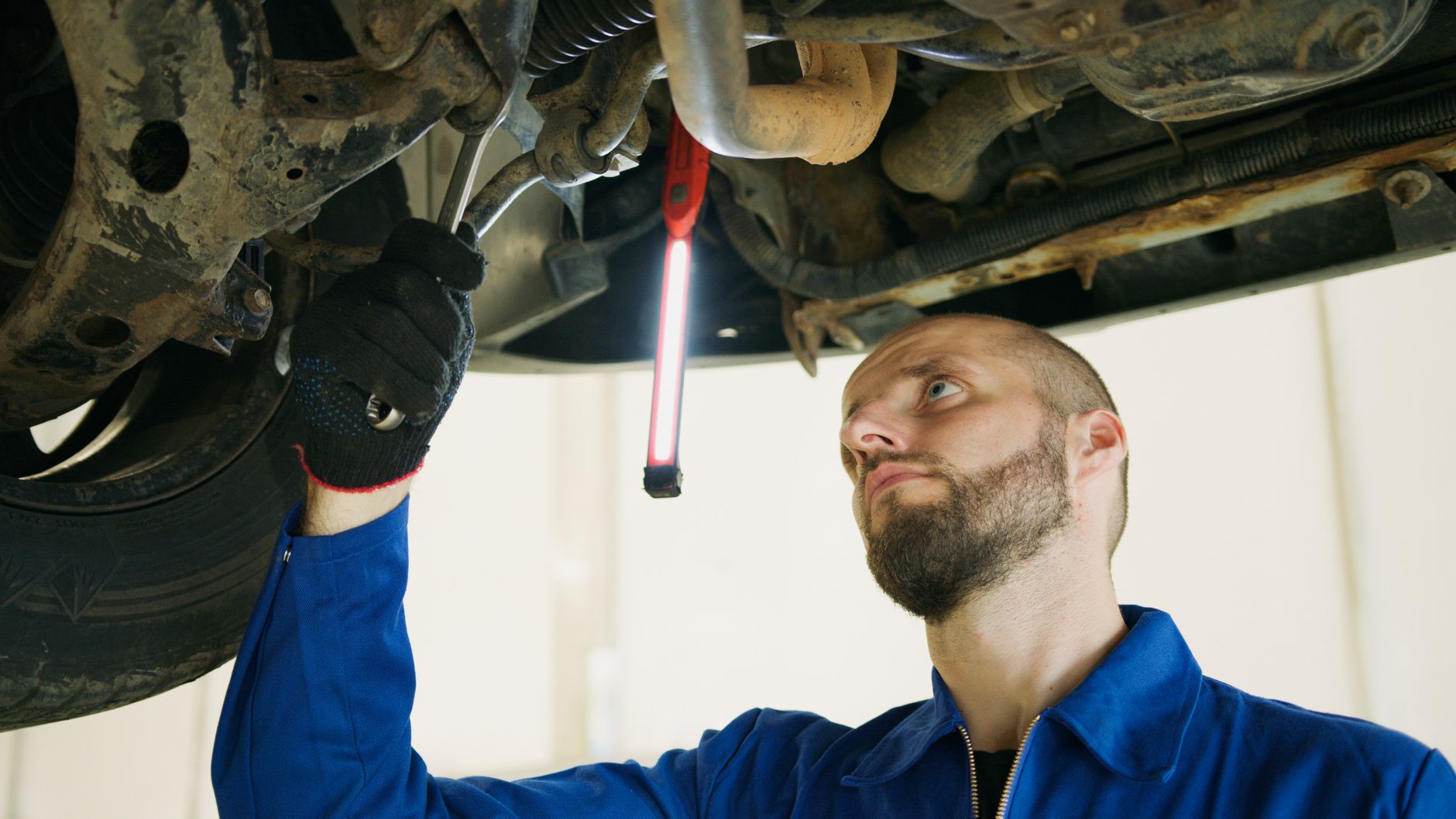 Mecânico inspecionando motor de carro usado
