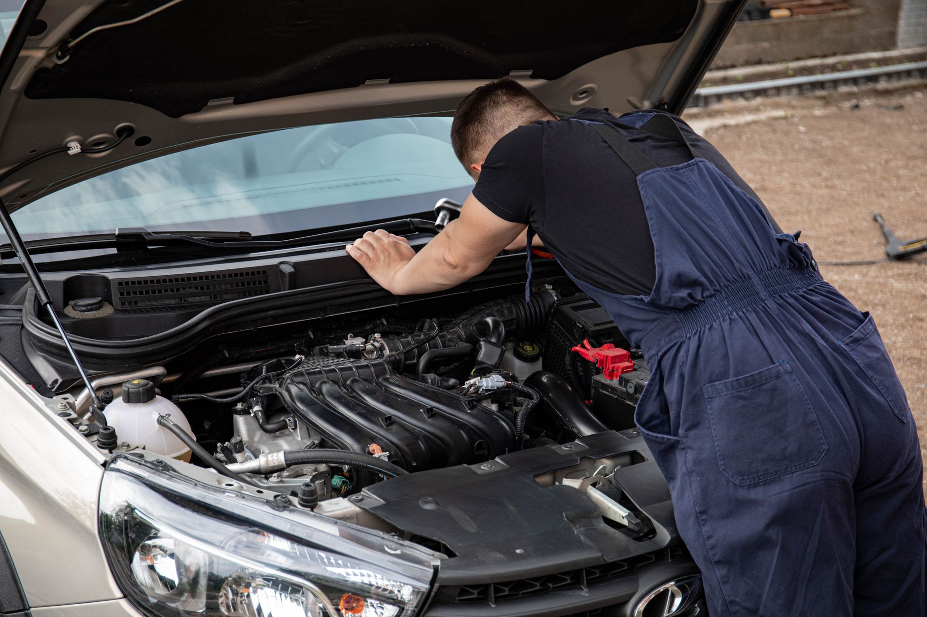 Mecânico profissional inspecionando SUV seminovo