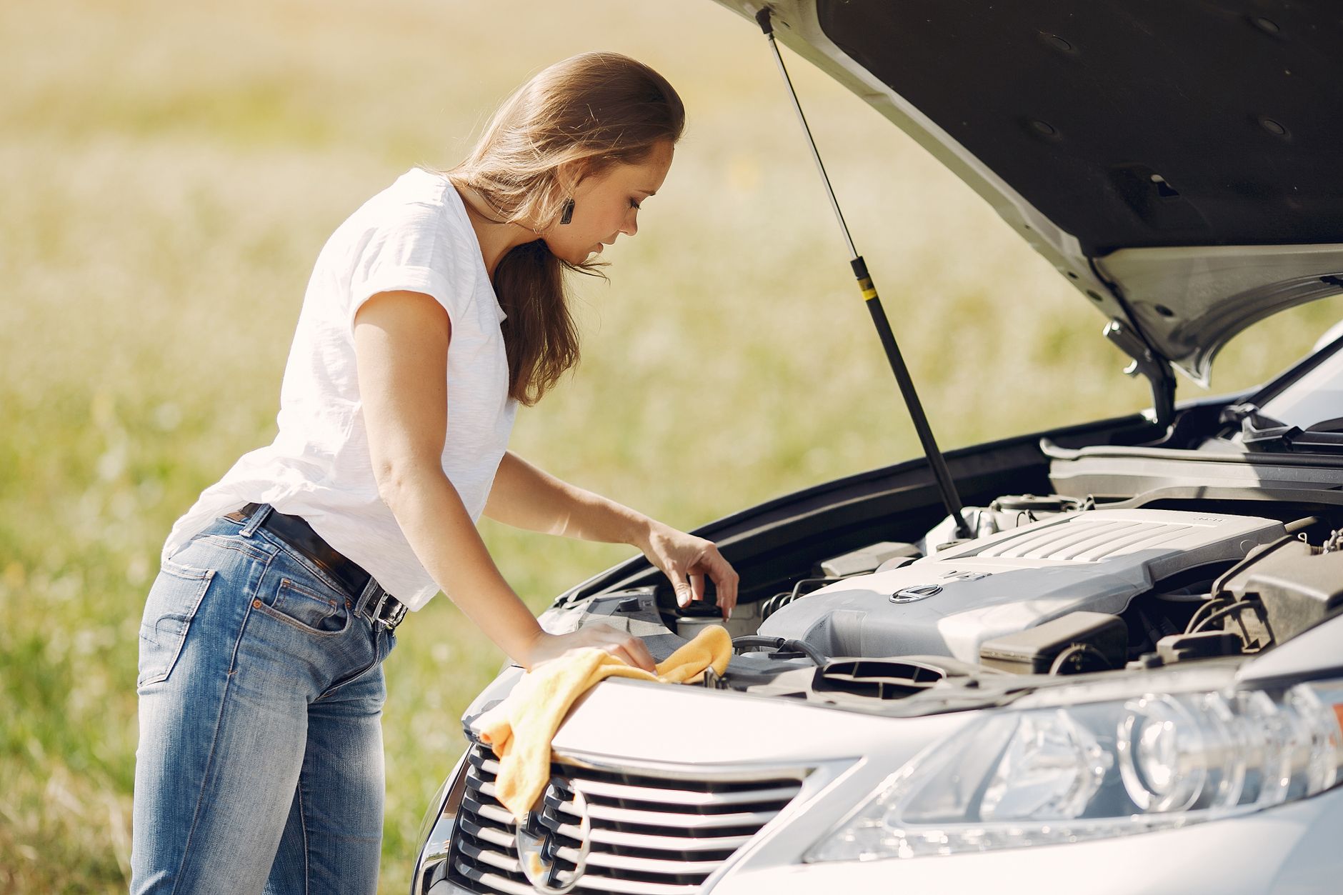 Mecânico verificando motor de Tucson em oficina