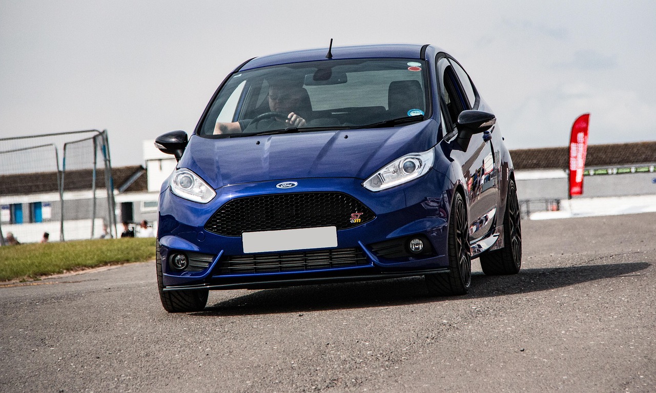 Hatchbacks usados em um pátio de loja em Catanduva