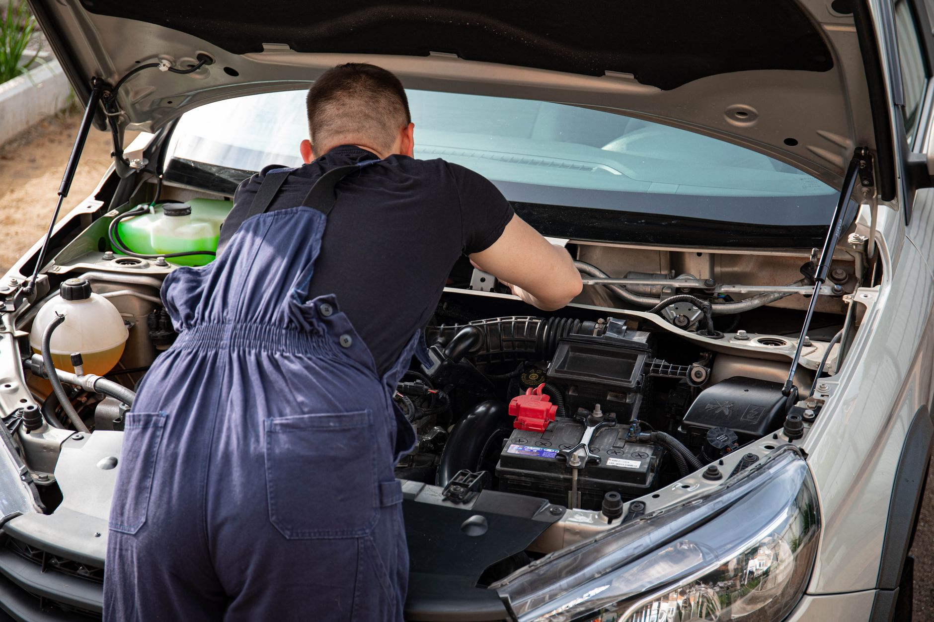 Mecânico especializado fazendo vistoria completa em motor