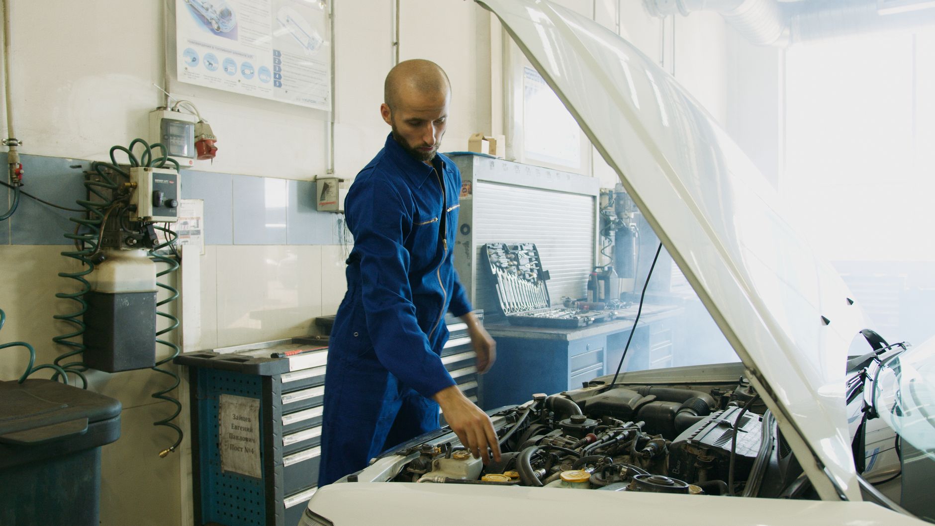 Mecânico inspecionando motor do Fiat Toro em oficina