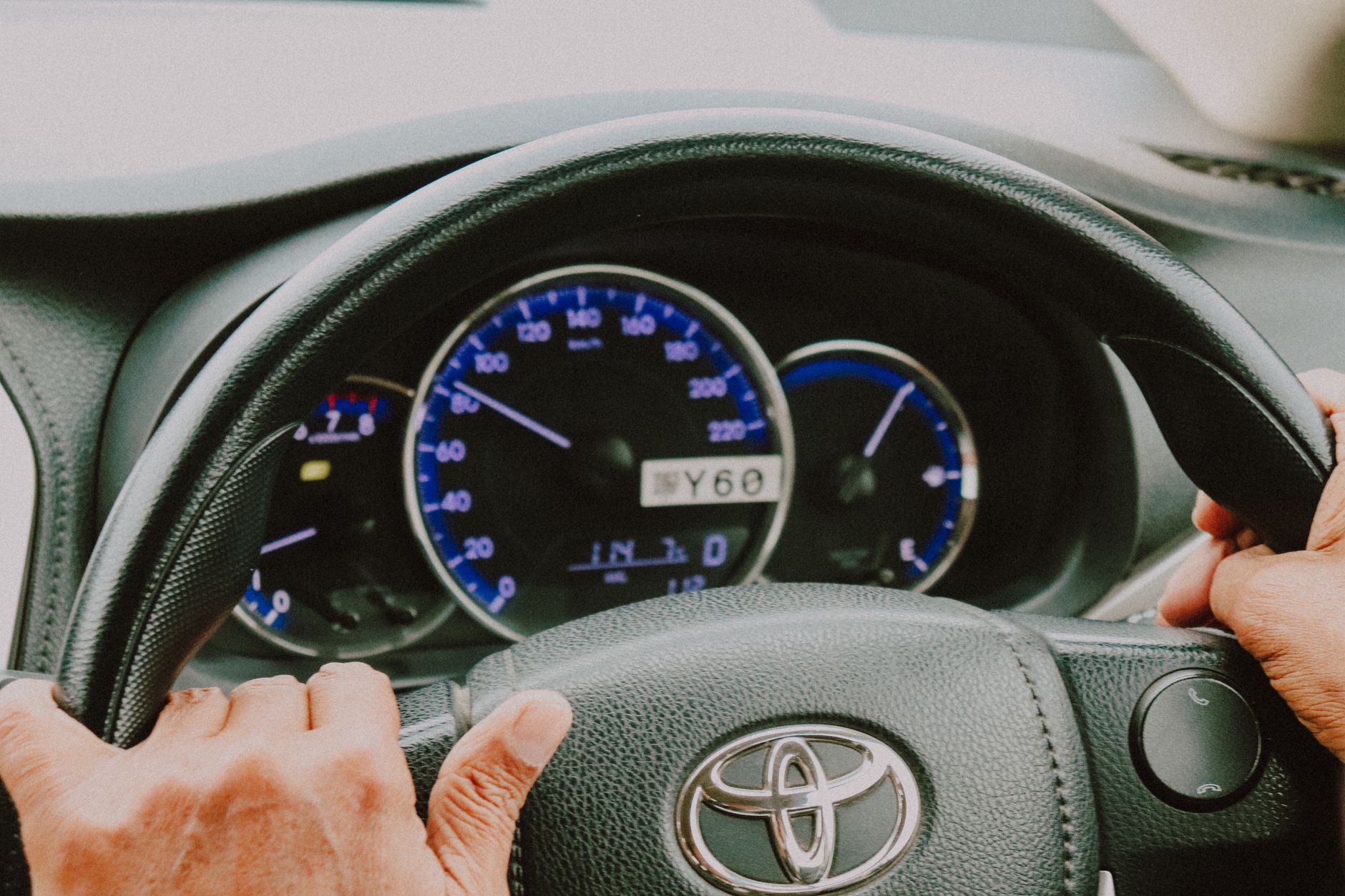 Toyota Yaris circulando no trânsito urbano de Rio Preto
