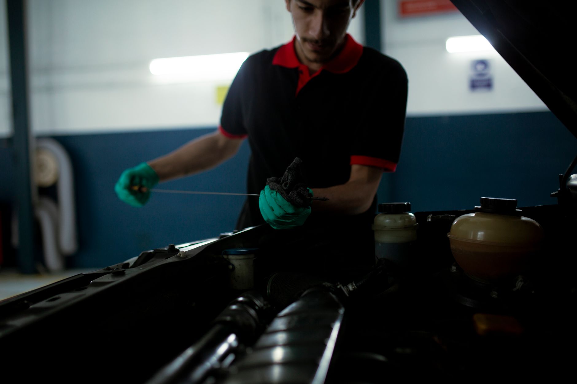 Mecânico inspecionando motor do Hyundai Tucson