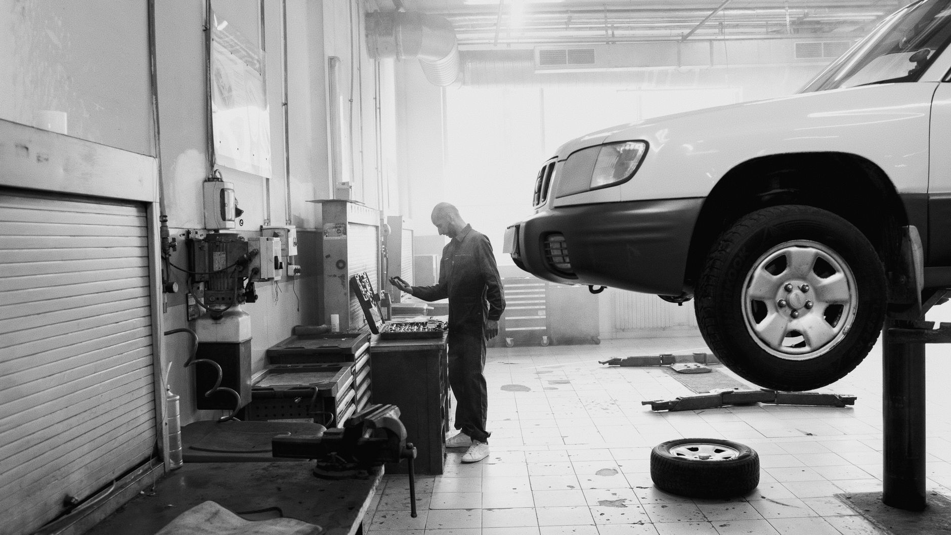 Técnico realizando vistoria minuciosa em motor de carro seminovo