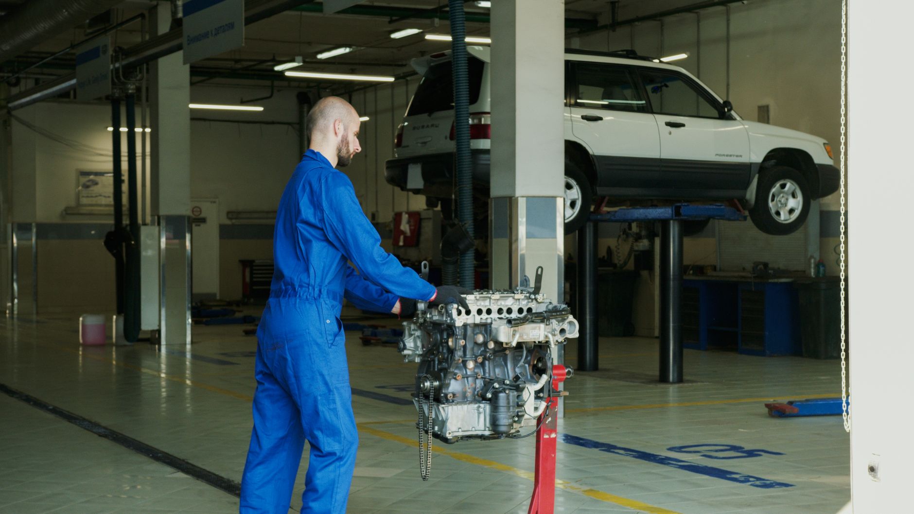 Mecânico profissional verificando motor de SUV seminovo