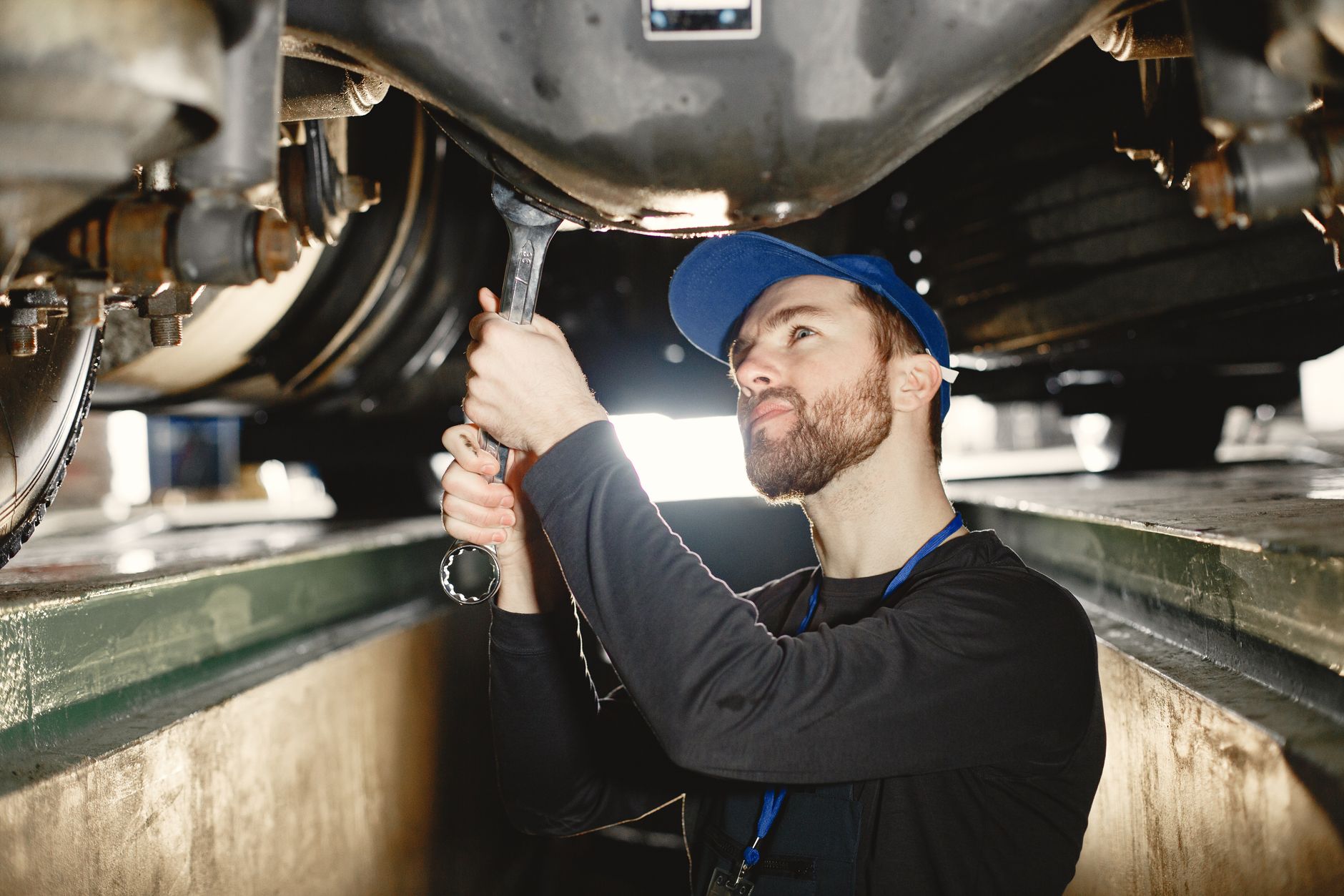Mecânico inspecionando motor de carro seminovo