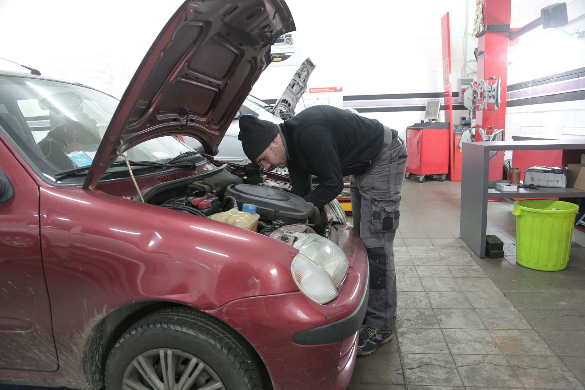 Técnico verificando sistema elétrico em oficina