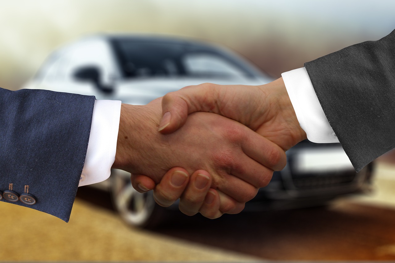 Concessionária de carros seminovos com estoque variado