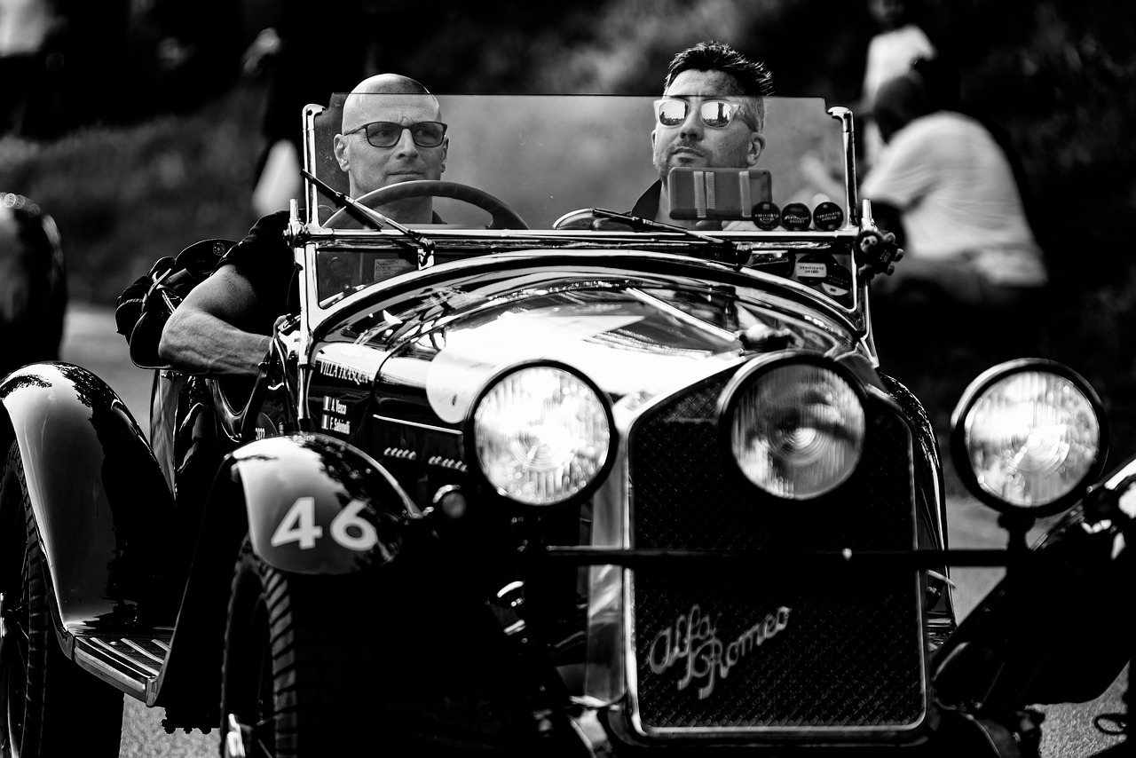Cliente assinando documentos de financiamento de carro