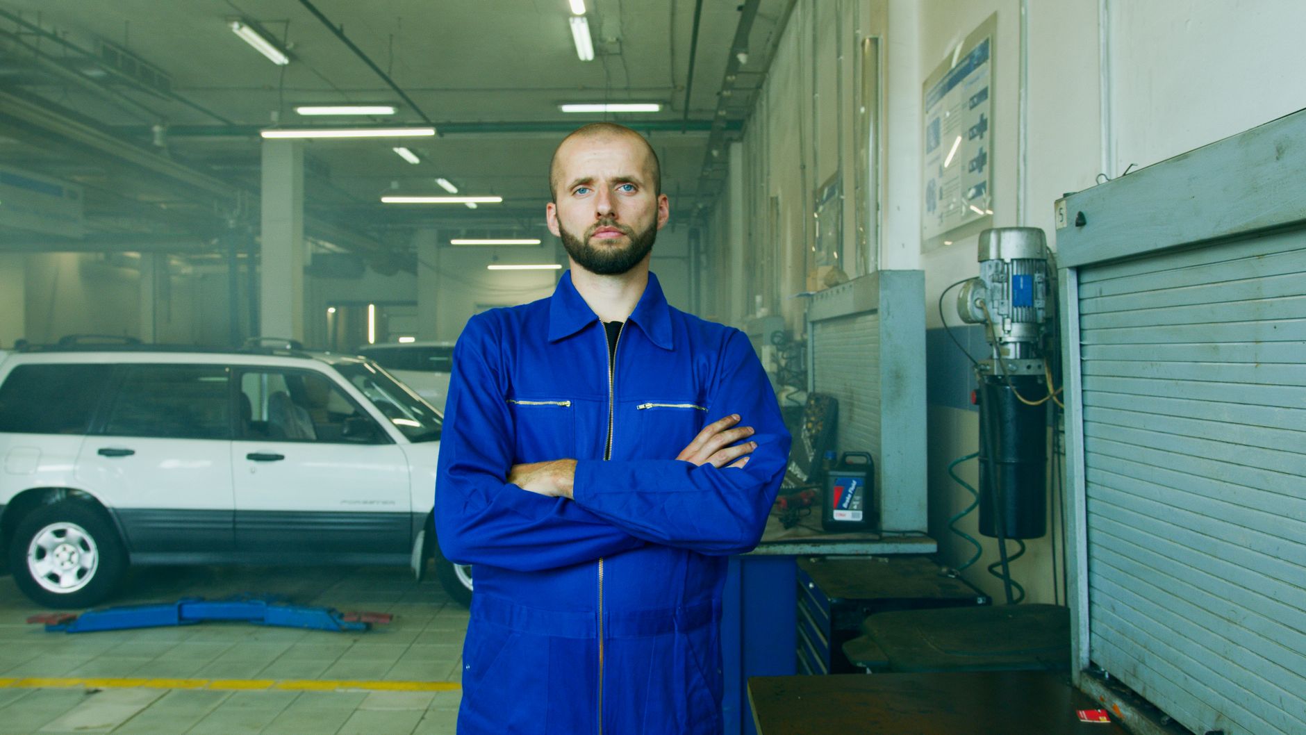 Mecânico experiente realizando vistoria detalhada no motor de um Onix seminovo