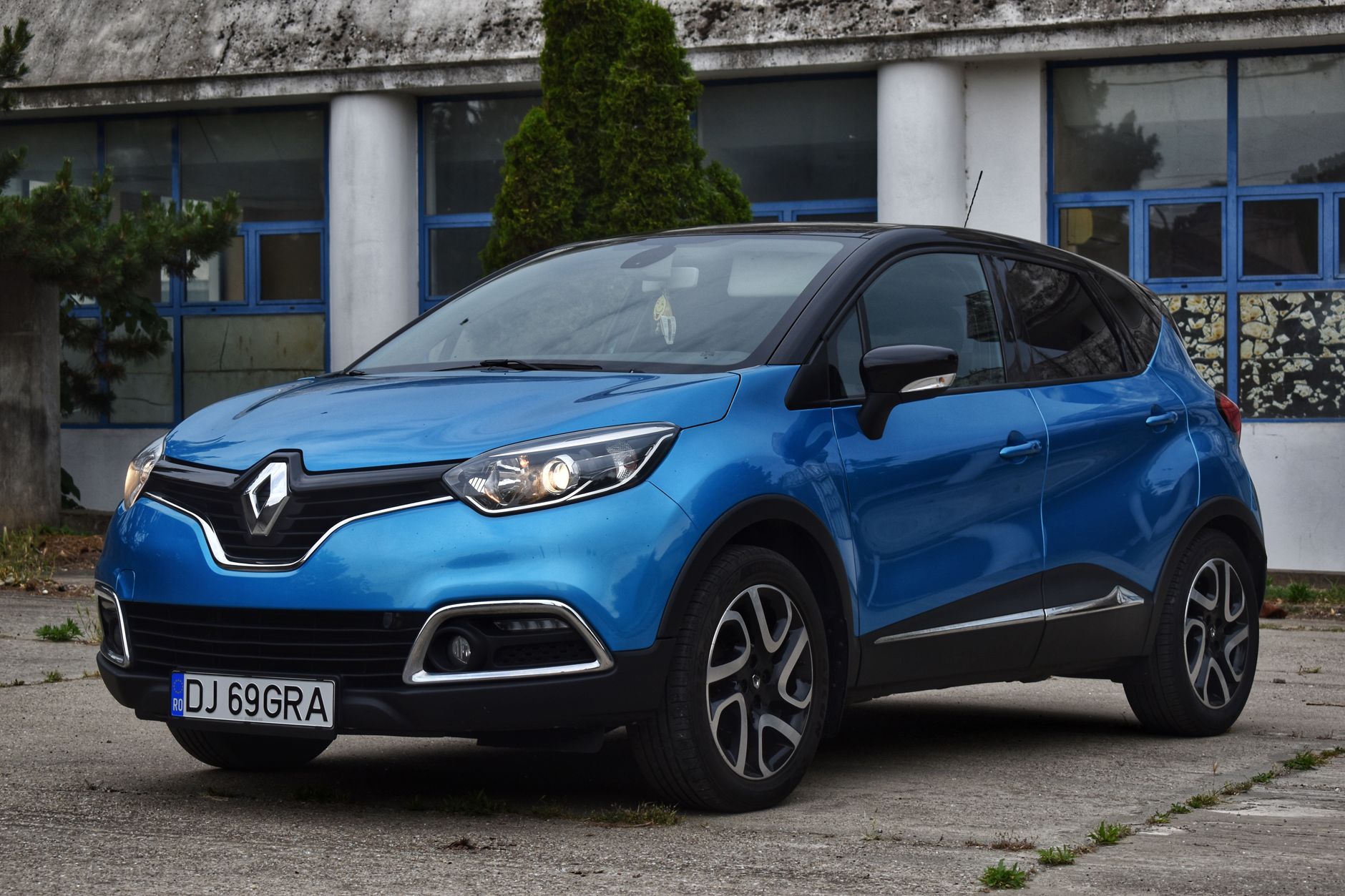 Renault Kwid estacionado em área urbana de Rio Preto
