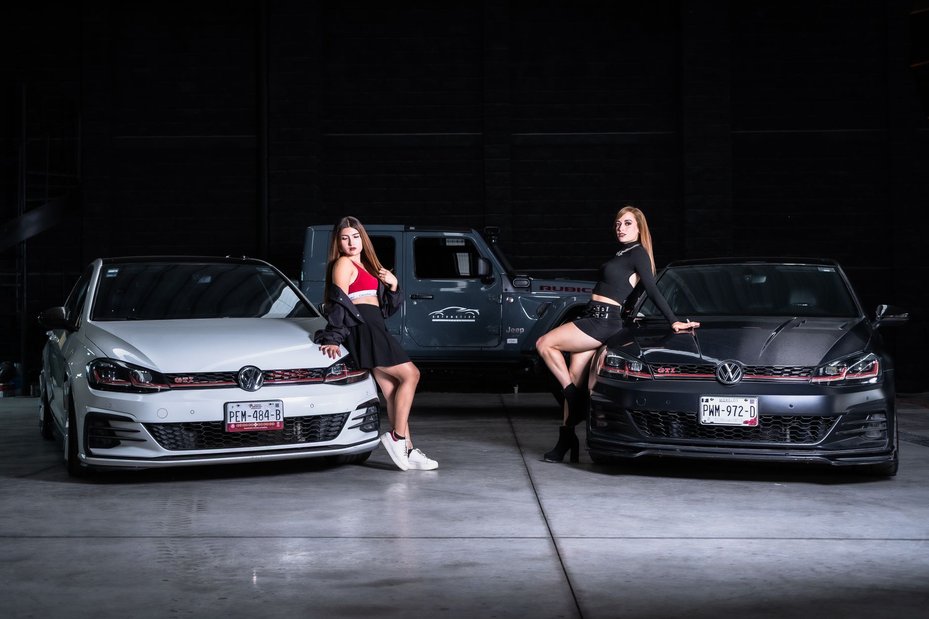 Família carregando bagagem no porta-malas do Volkswagen Gol