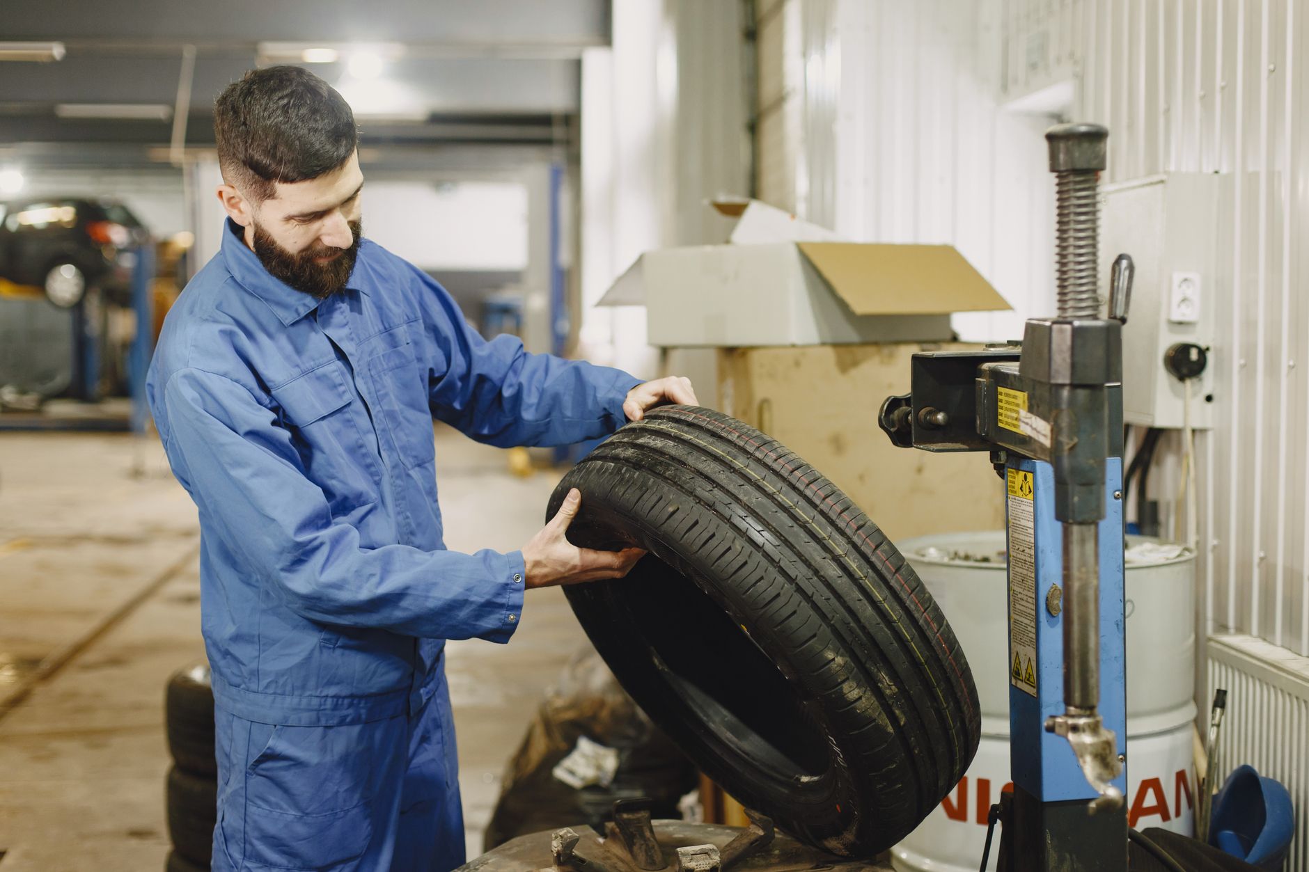 Mecânico inspecionando câmbio automático de carro usado