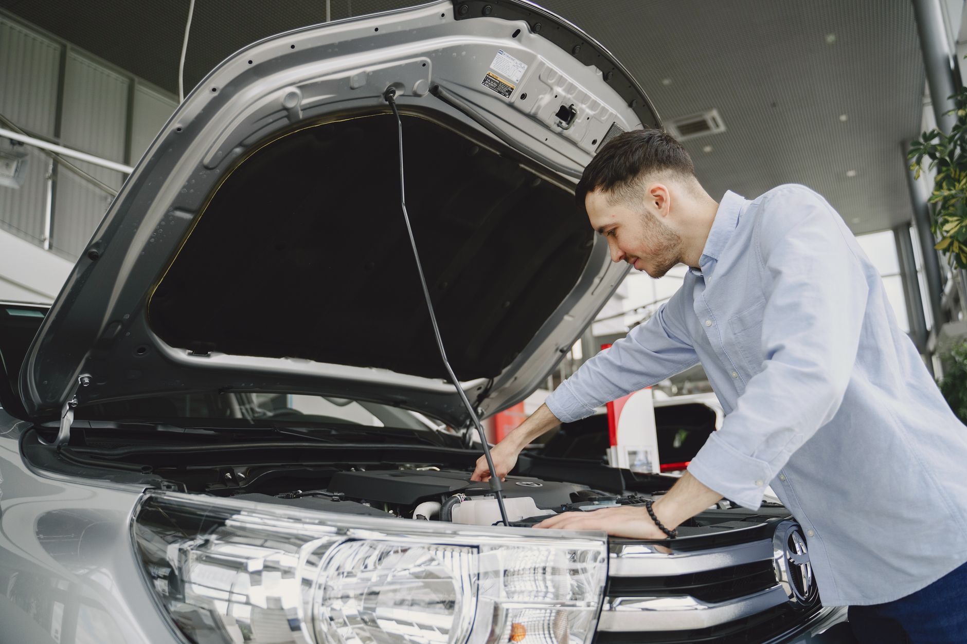 Mecânico inspecionando motor de Honda HR-V em oficina