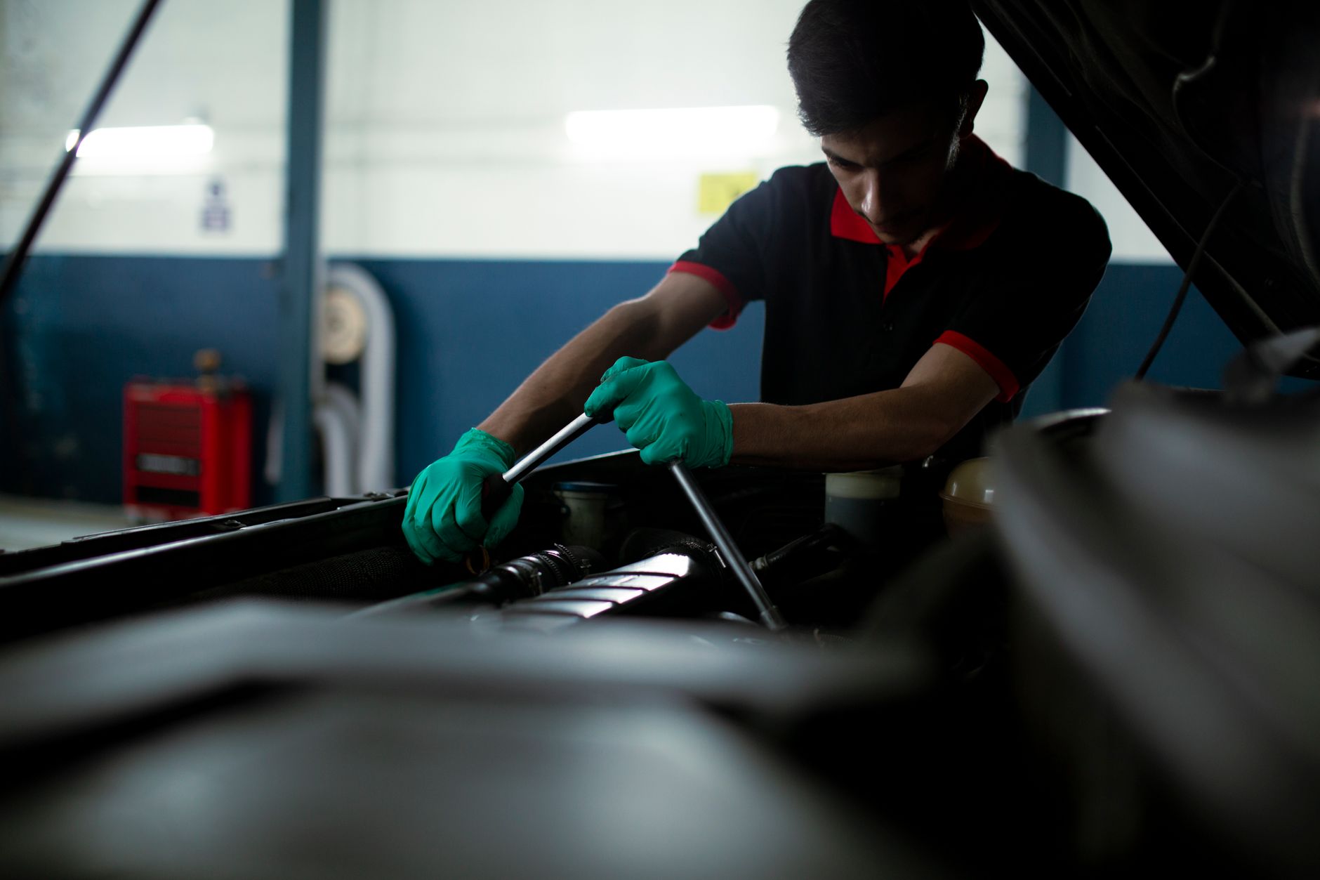 Mecânico verificando motor da Chevrolet S10