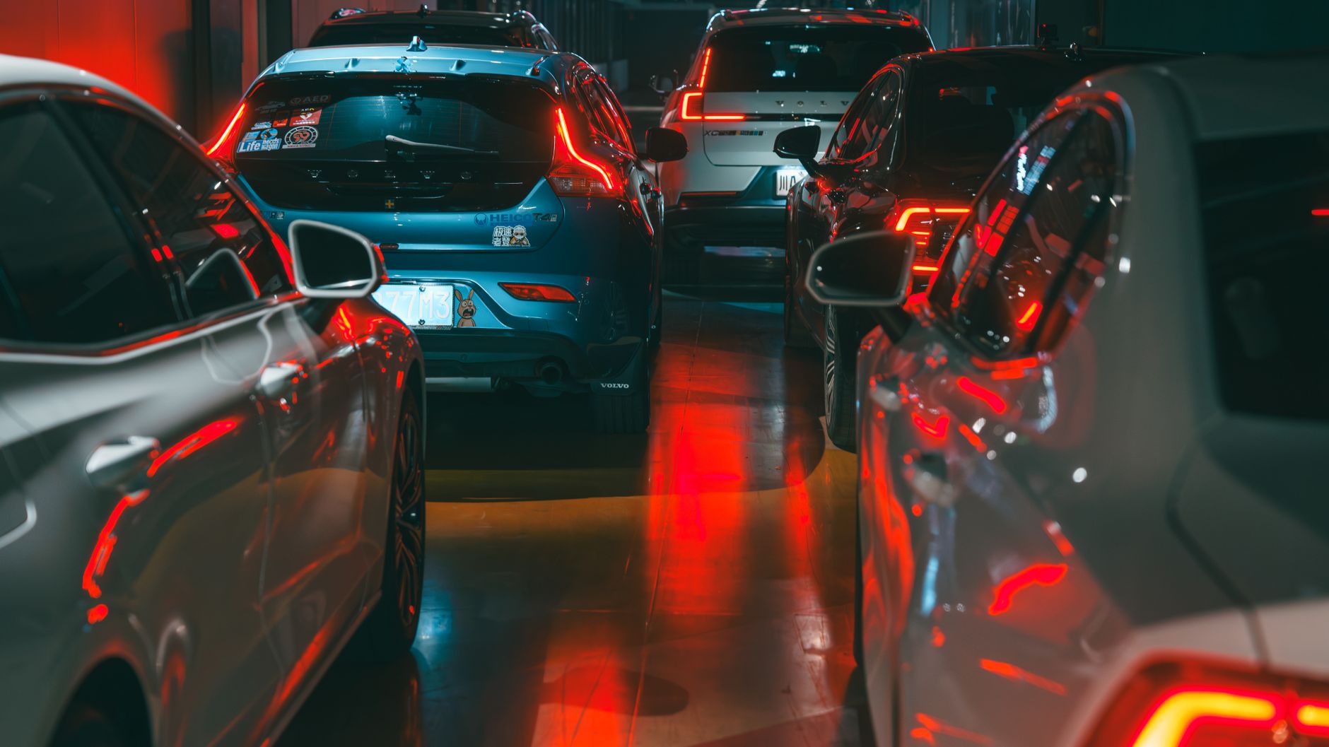 Família organizando bagagens no porta-malas de um SUV