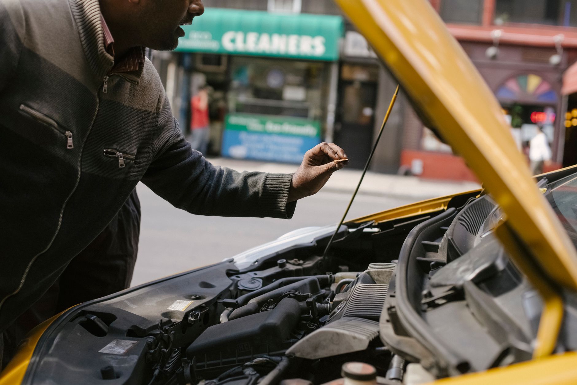 Mecânico inspecionando SUV seminovo em oficina