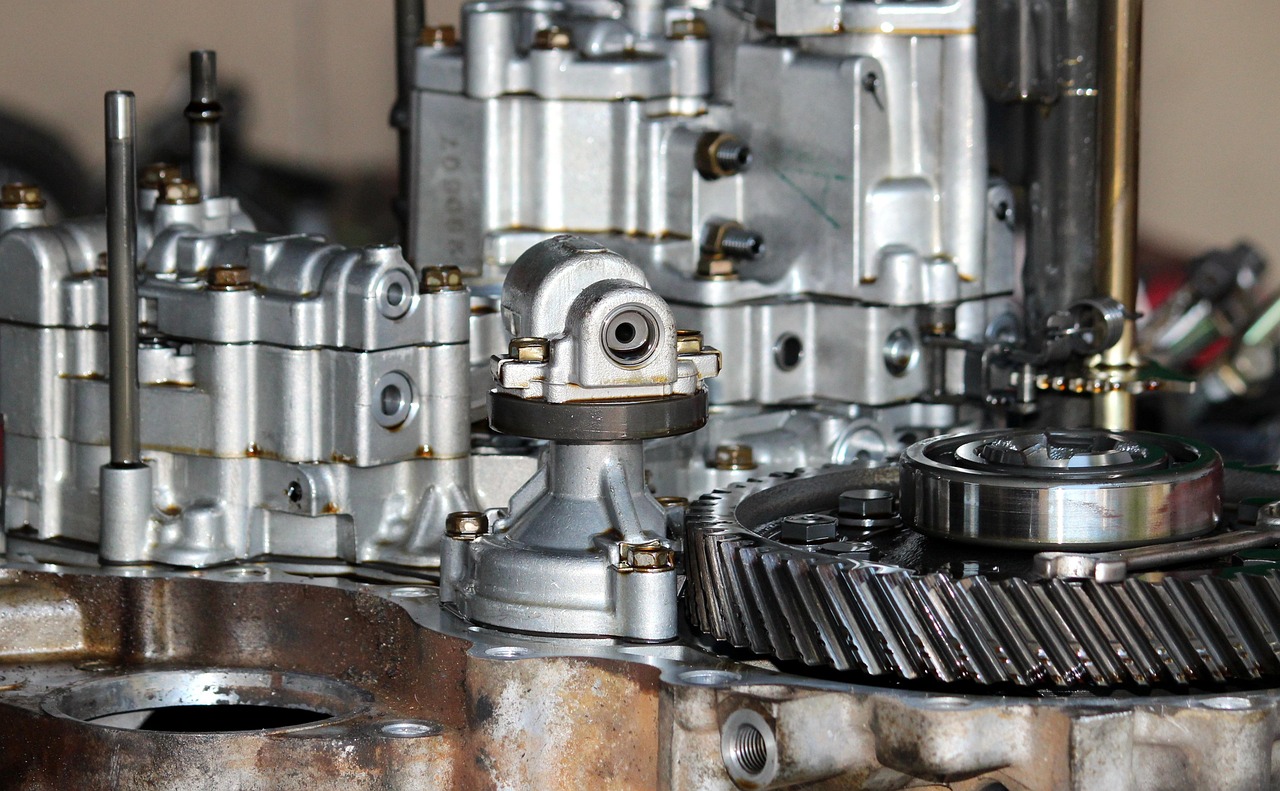 Mecânico inspecionando motor de Toyota Yaris em oficina