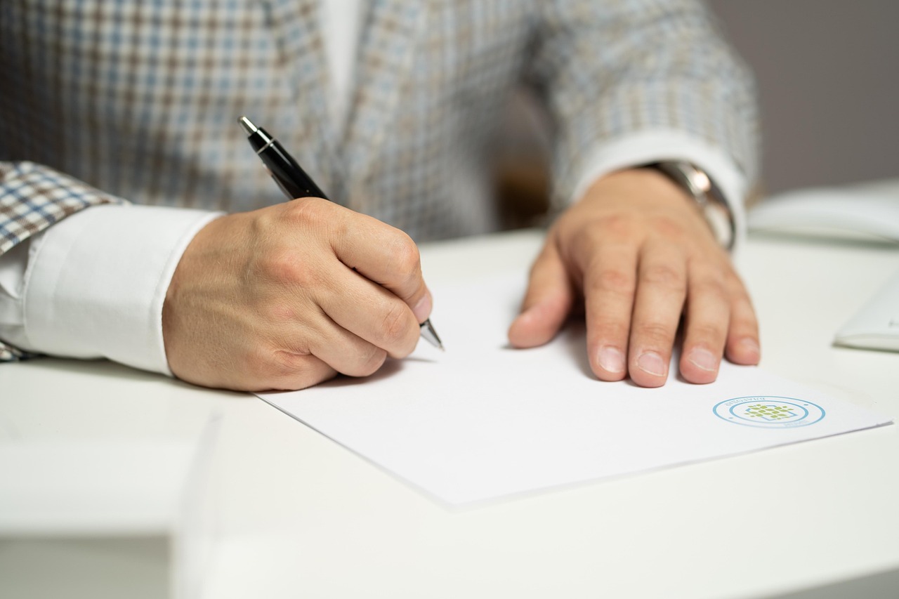 Cliente assinando contrato de compra de carro