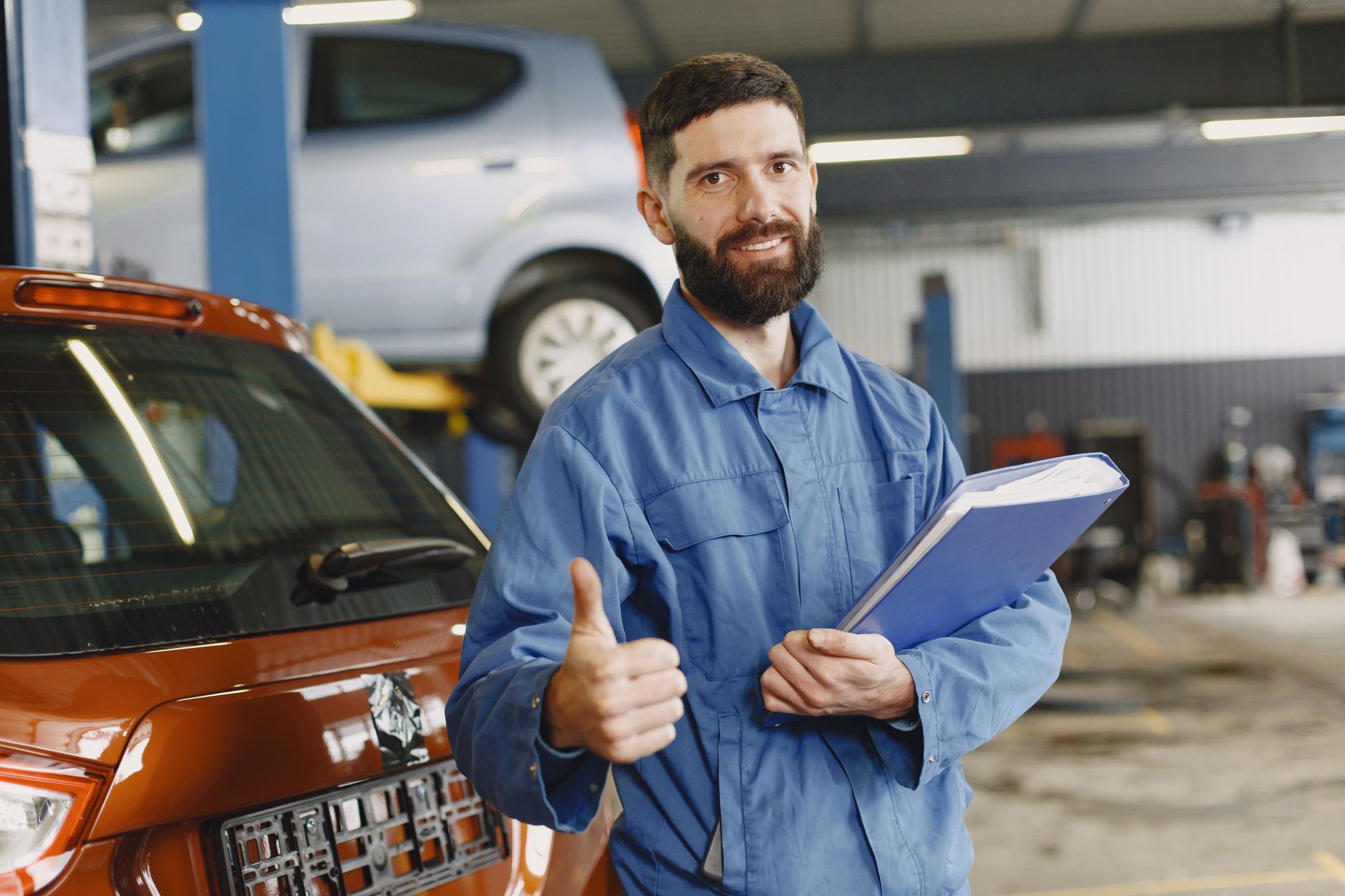 Mecânico inspecionando o motor de um Hyundai Tucson