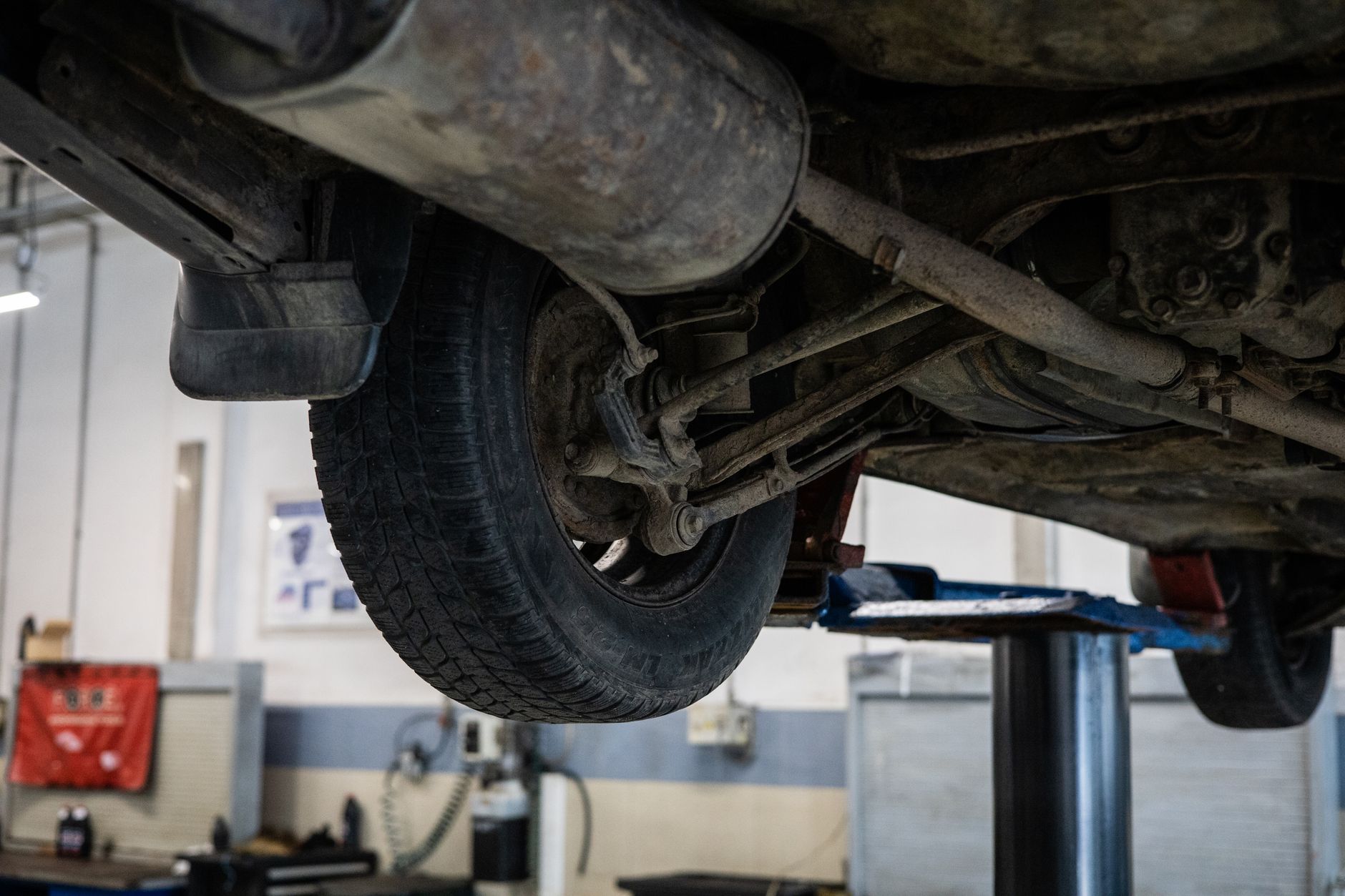 Mecânico realizando revisão em Ford Ecosport