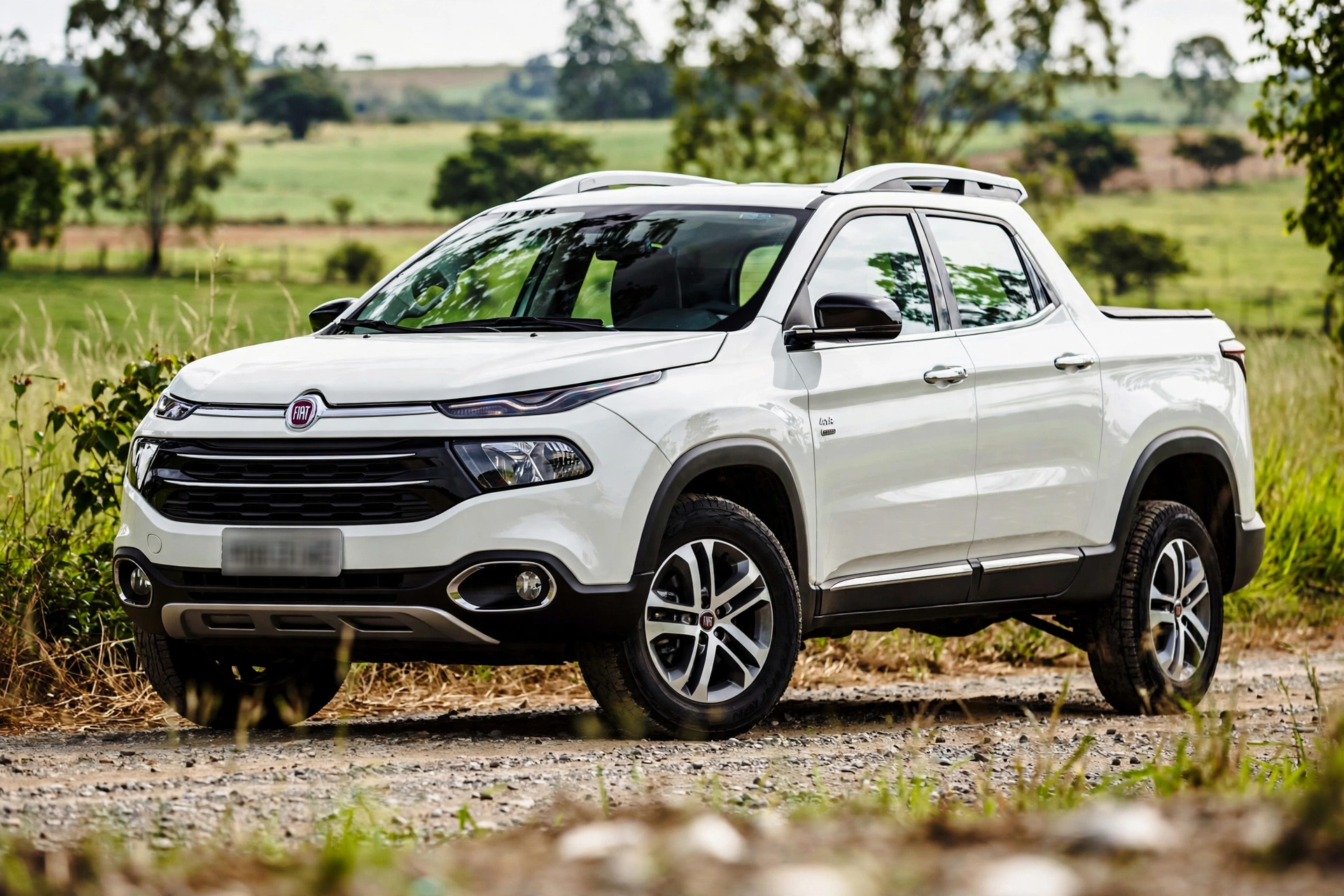 Fiat Toro branca estacionada em estrada rural de Ipiguá