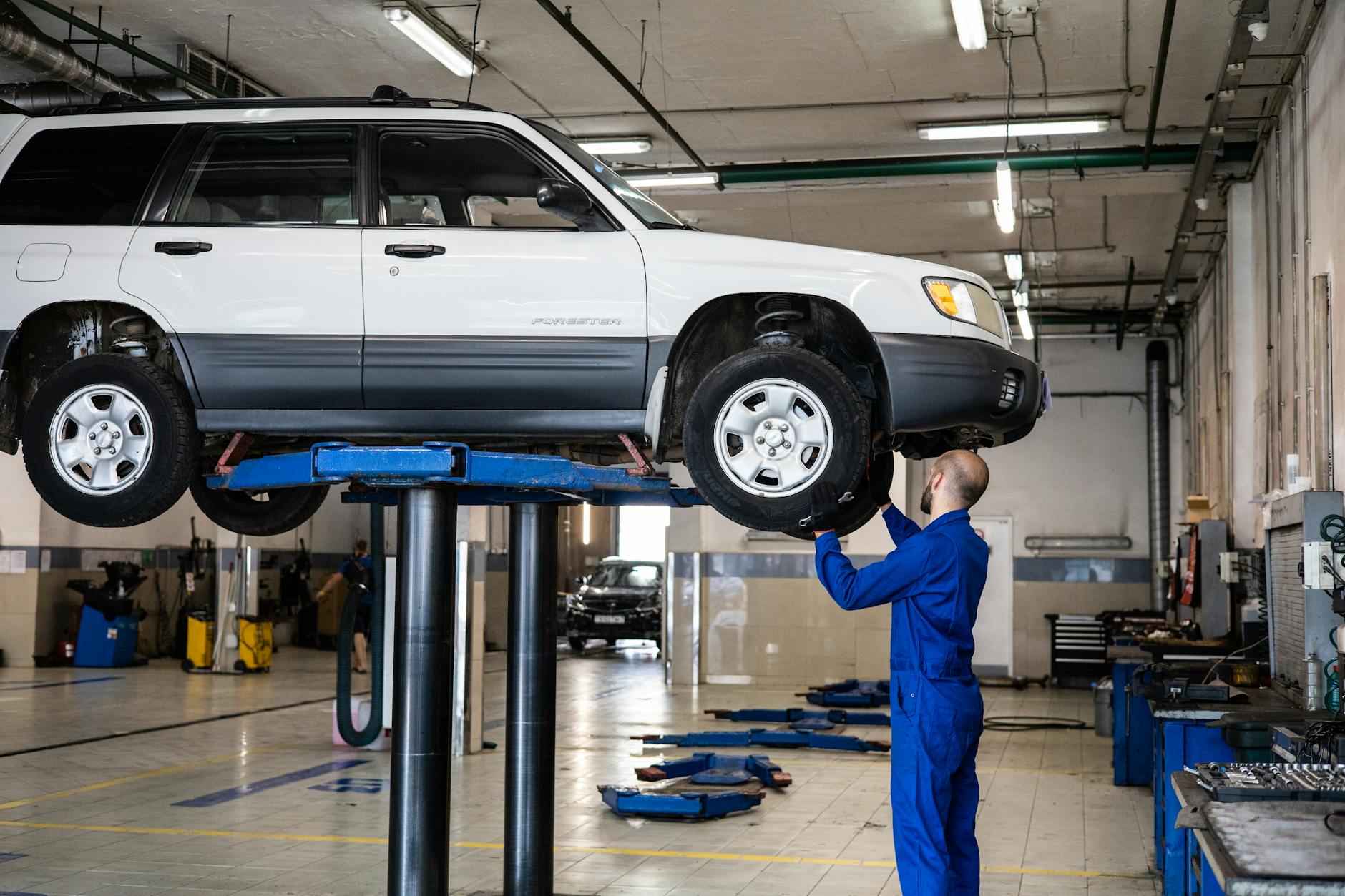 Comprador analisando detalhes externos de SUV seminovo até 80 mil