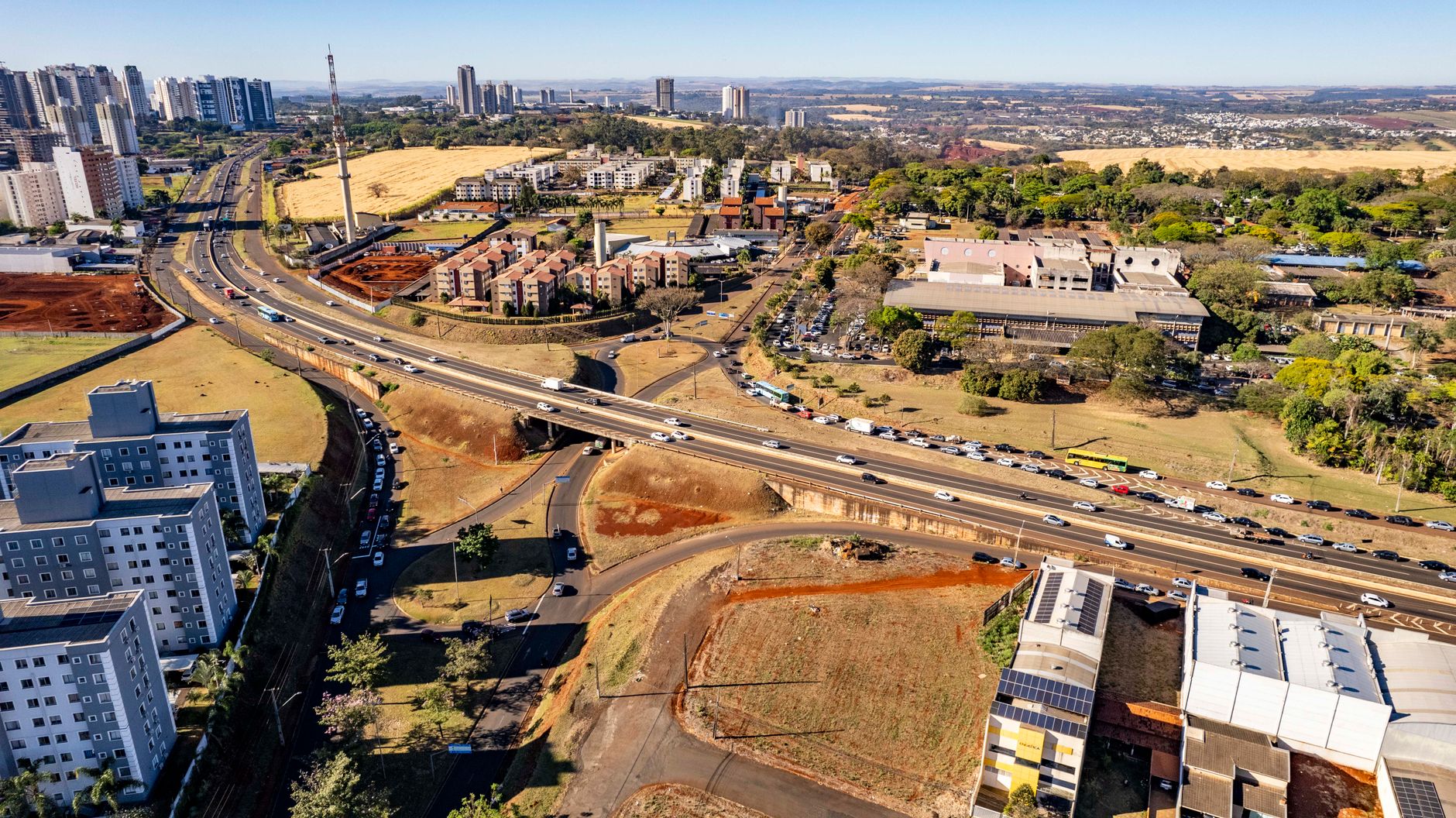 Aerial view of Londrina, Paraná, showcasing roads, buildings, and greenery.