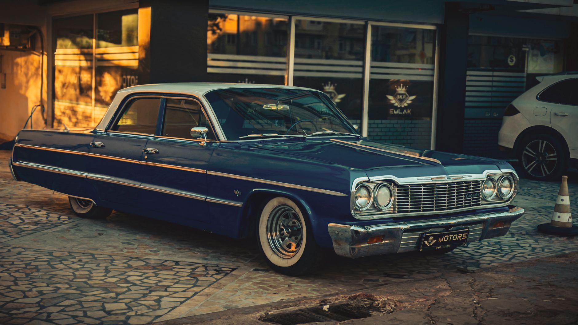 Classic 1960s blue car parked in Antalya, Türkiye, showcasing vintage style.