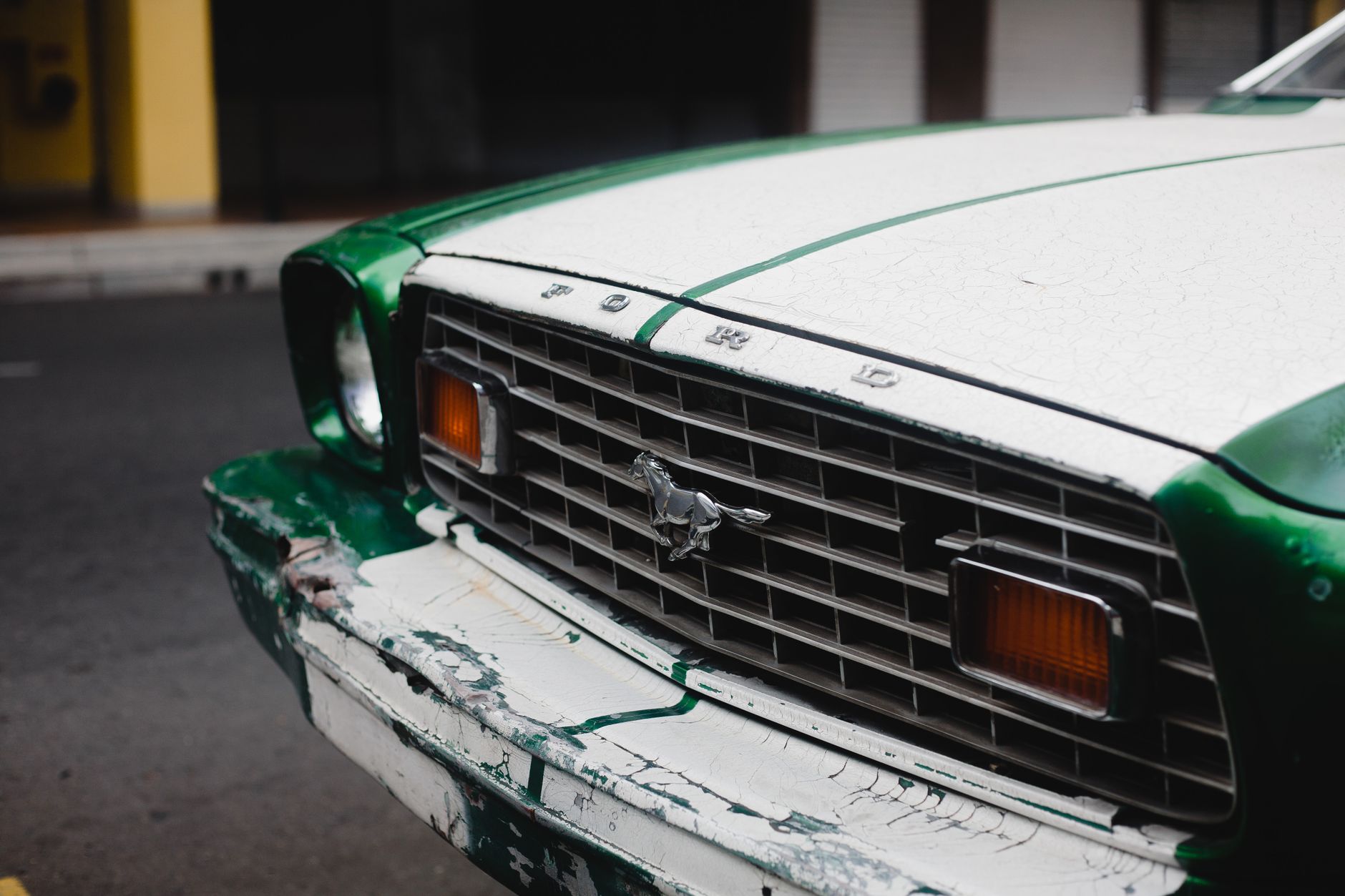 Close-up of a vintage Ford Mustang grille in Guayaquil, showcasing classic design.