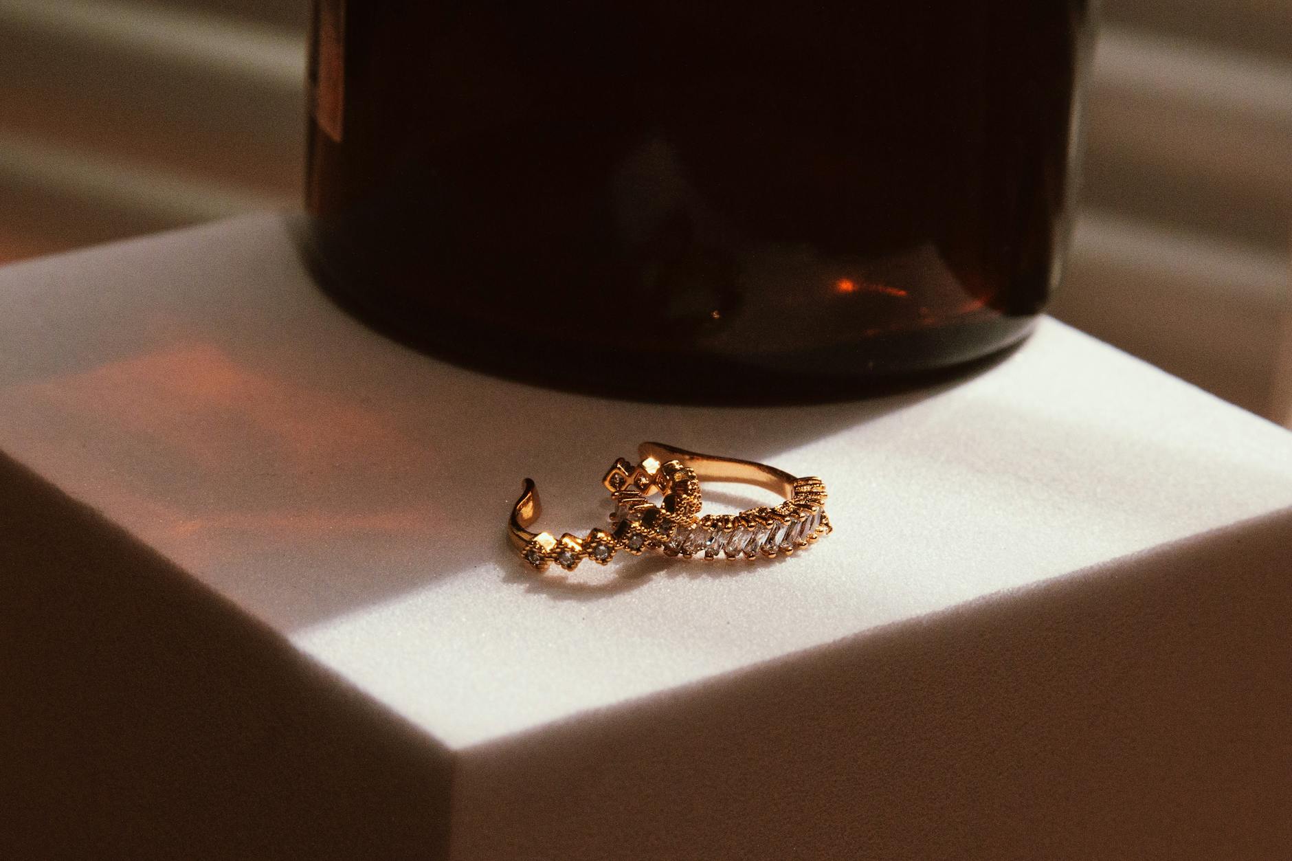 Close up de brinco Ear Cuff de ouro 18k com zircônias