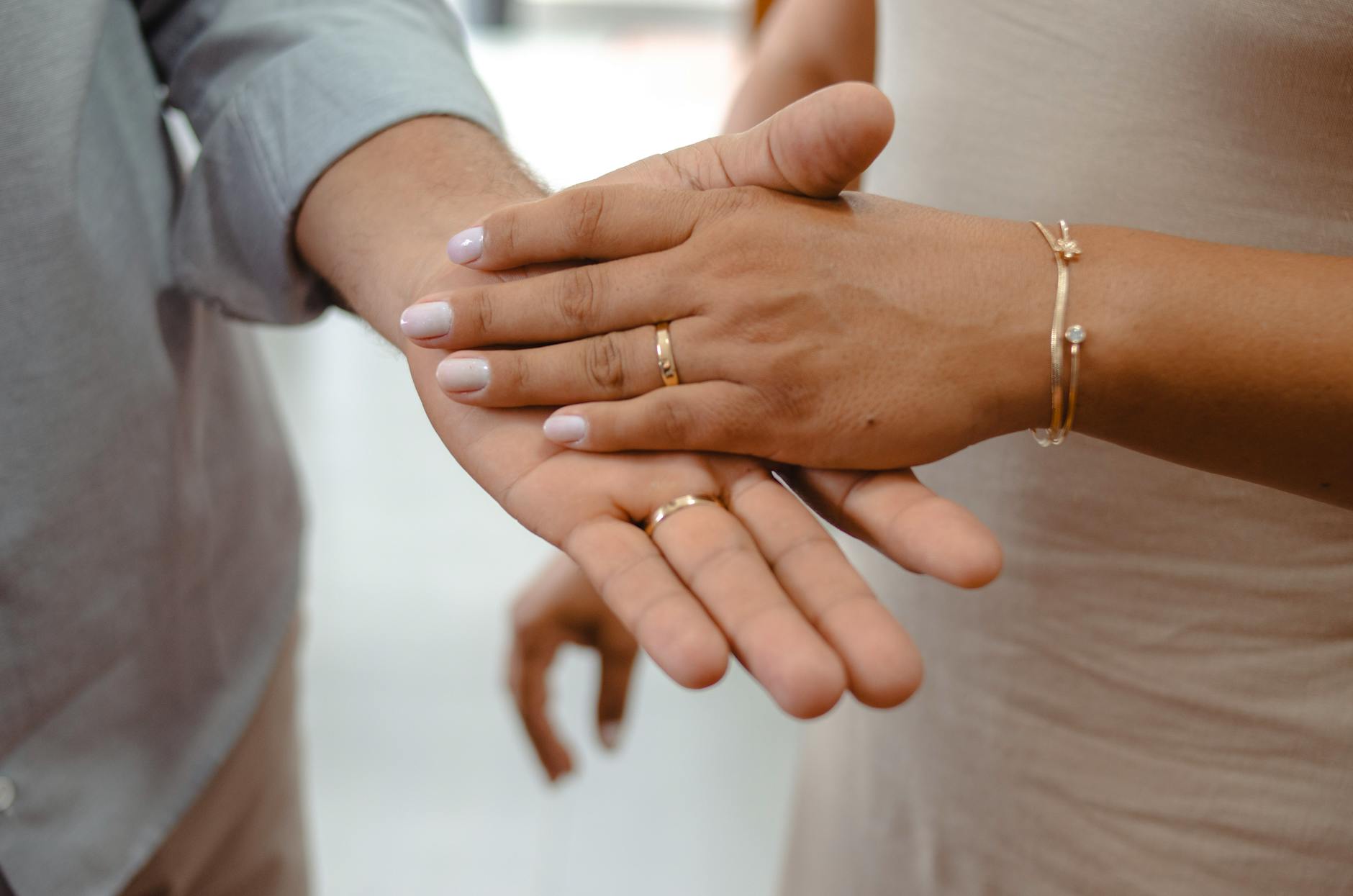 Alianças de casamento nas mãos de um casal