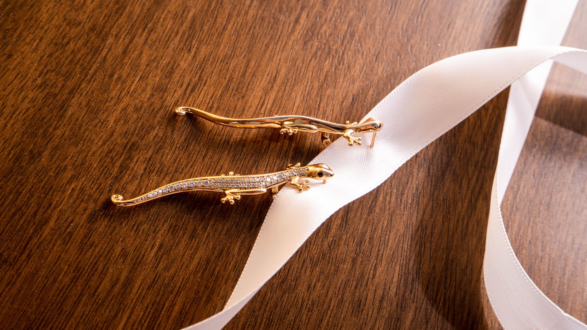 Mulher usando brinco Ear Cuff de ouro 18k