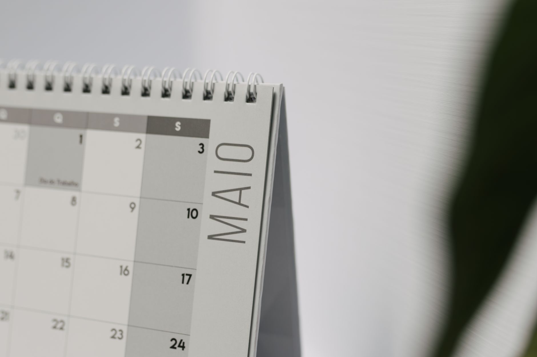 Minimalist table calendar page showing the month of May in Portuguese.