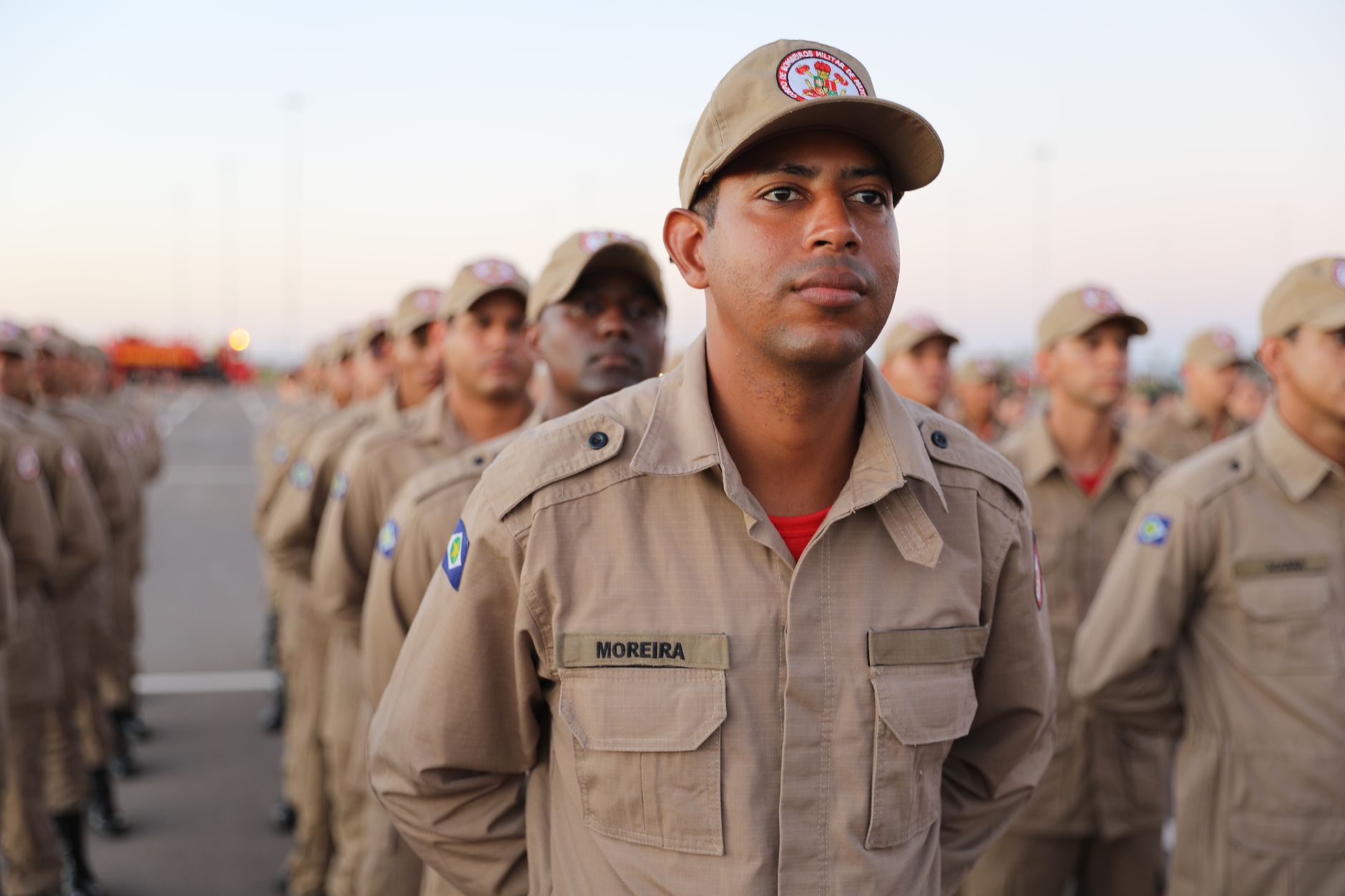 Uniformed personnel lined up for a parade in Mato Grosso, showcasing coordination and discipline.
