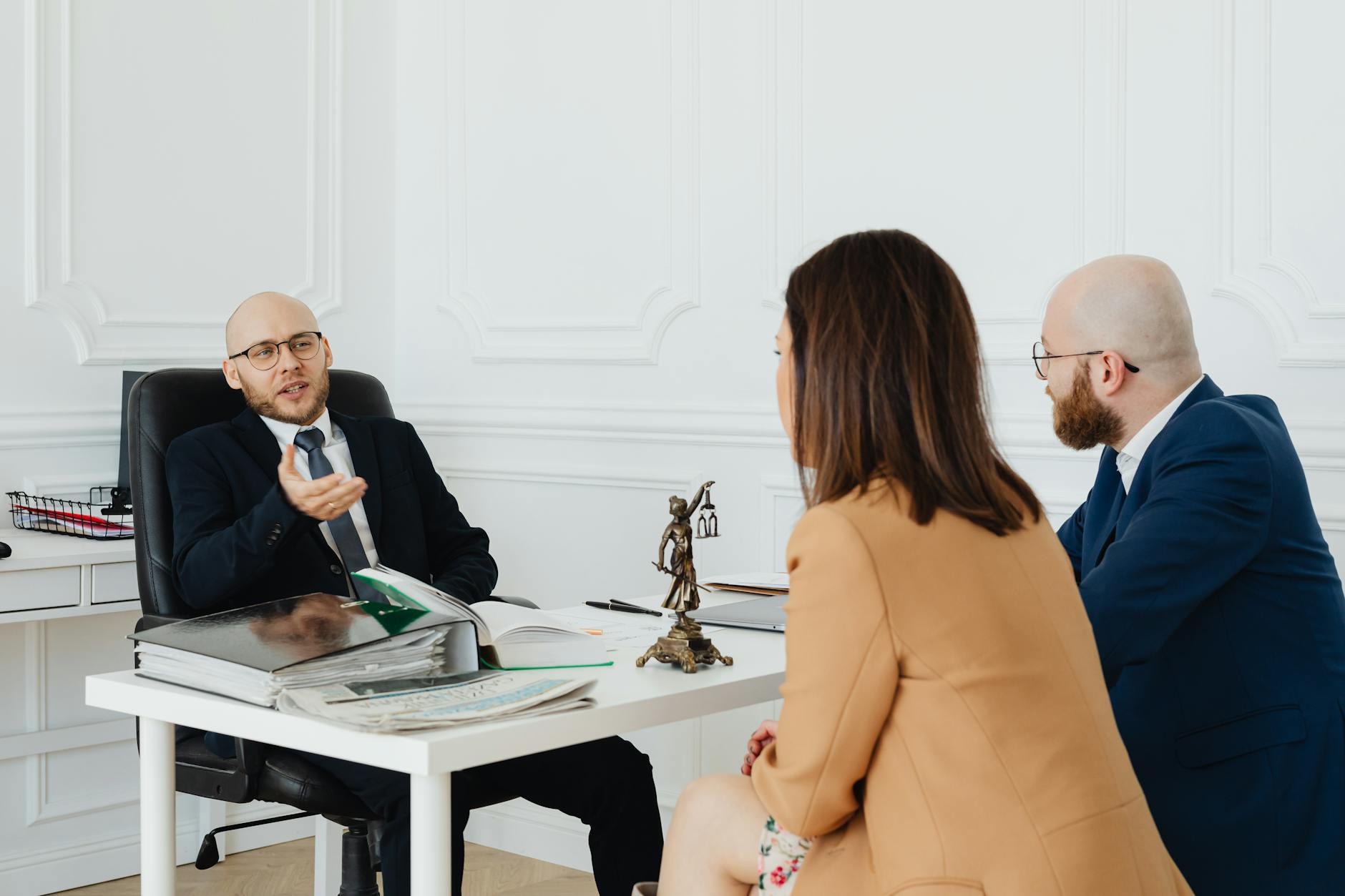 Advogado consultando cliente em escritório em Florianópolis