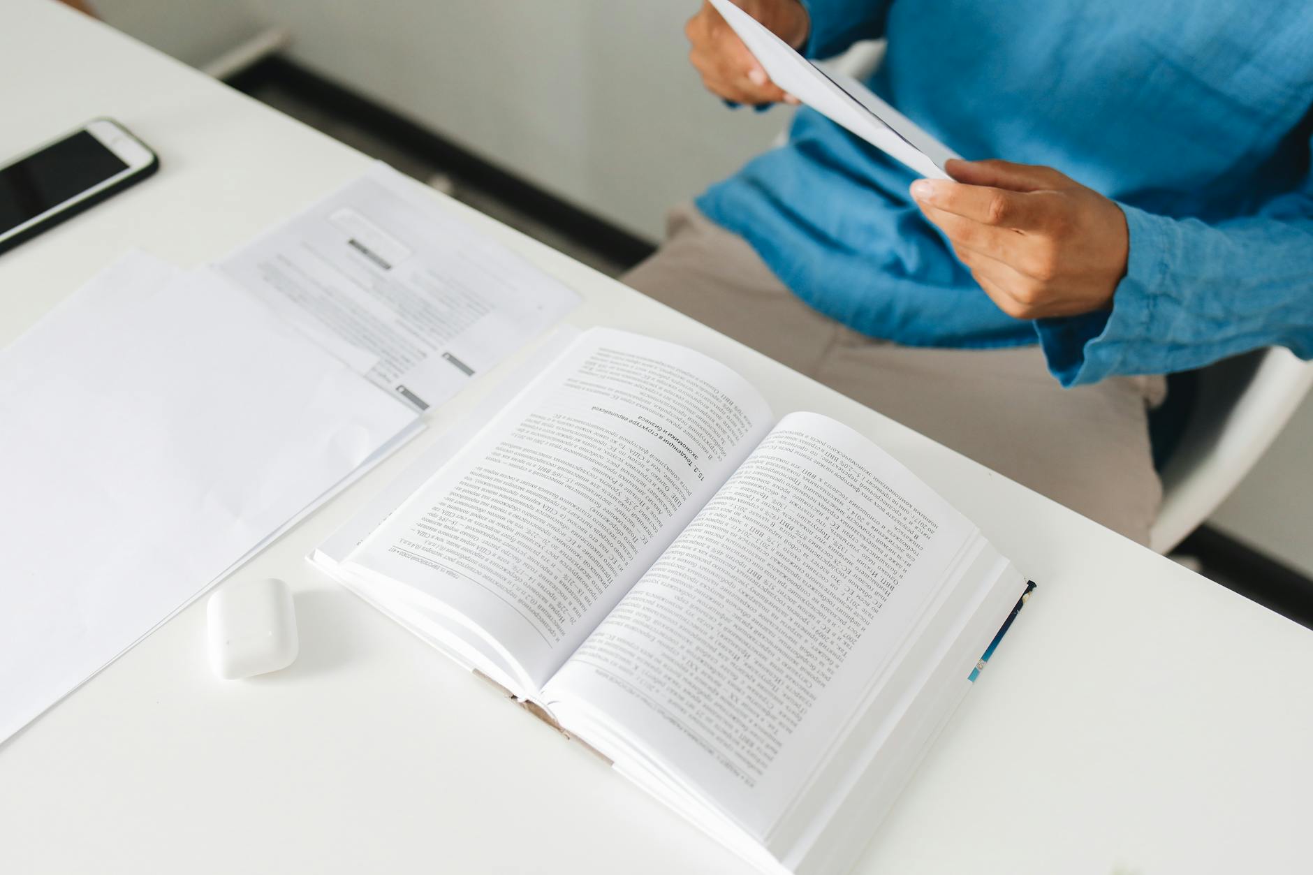 Candidato concurseiro lendo resultado de prova em Ribeirão Preto