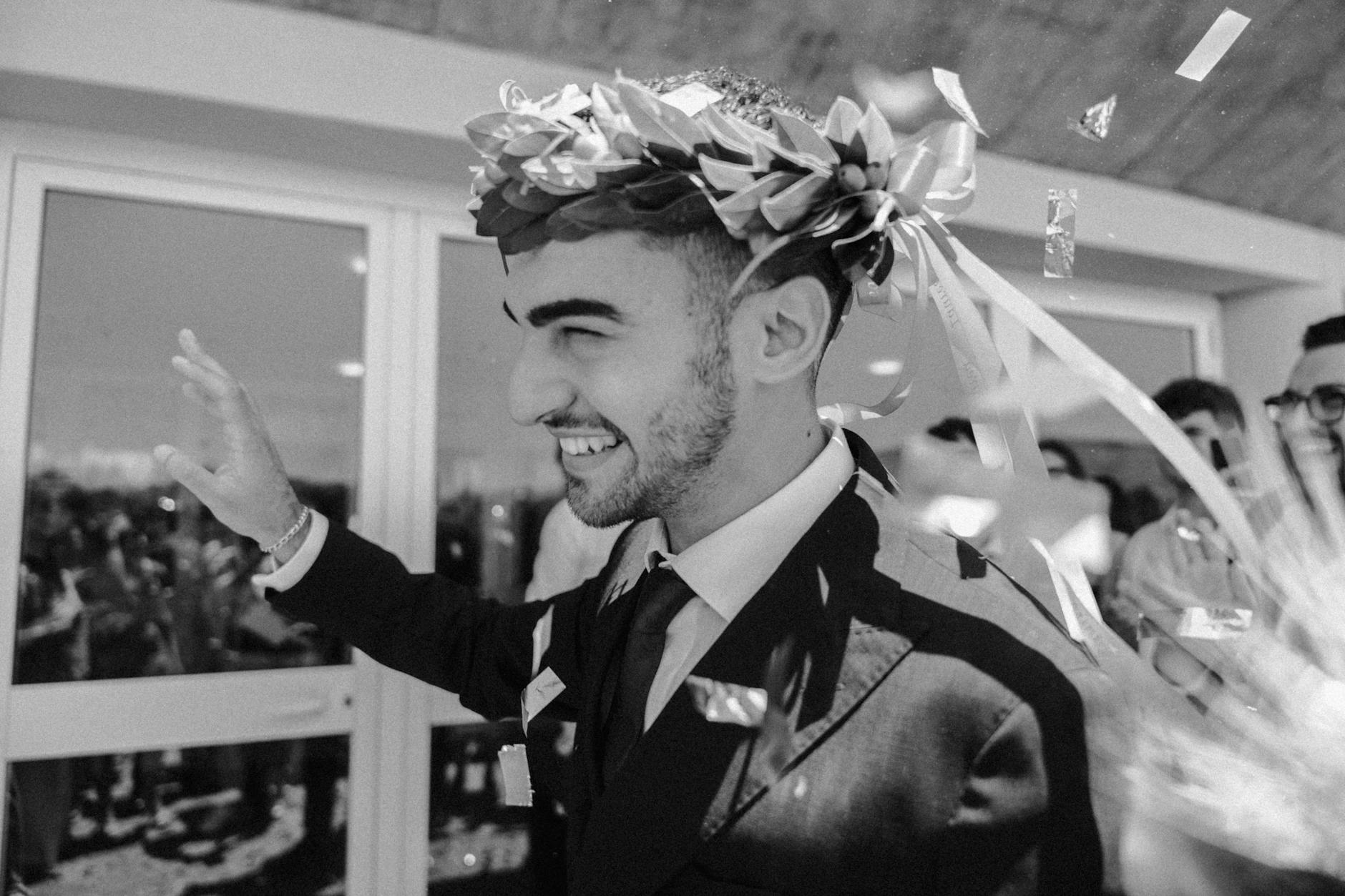 Candidato comemorando vitória judicial em concurso público