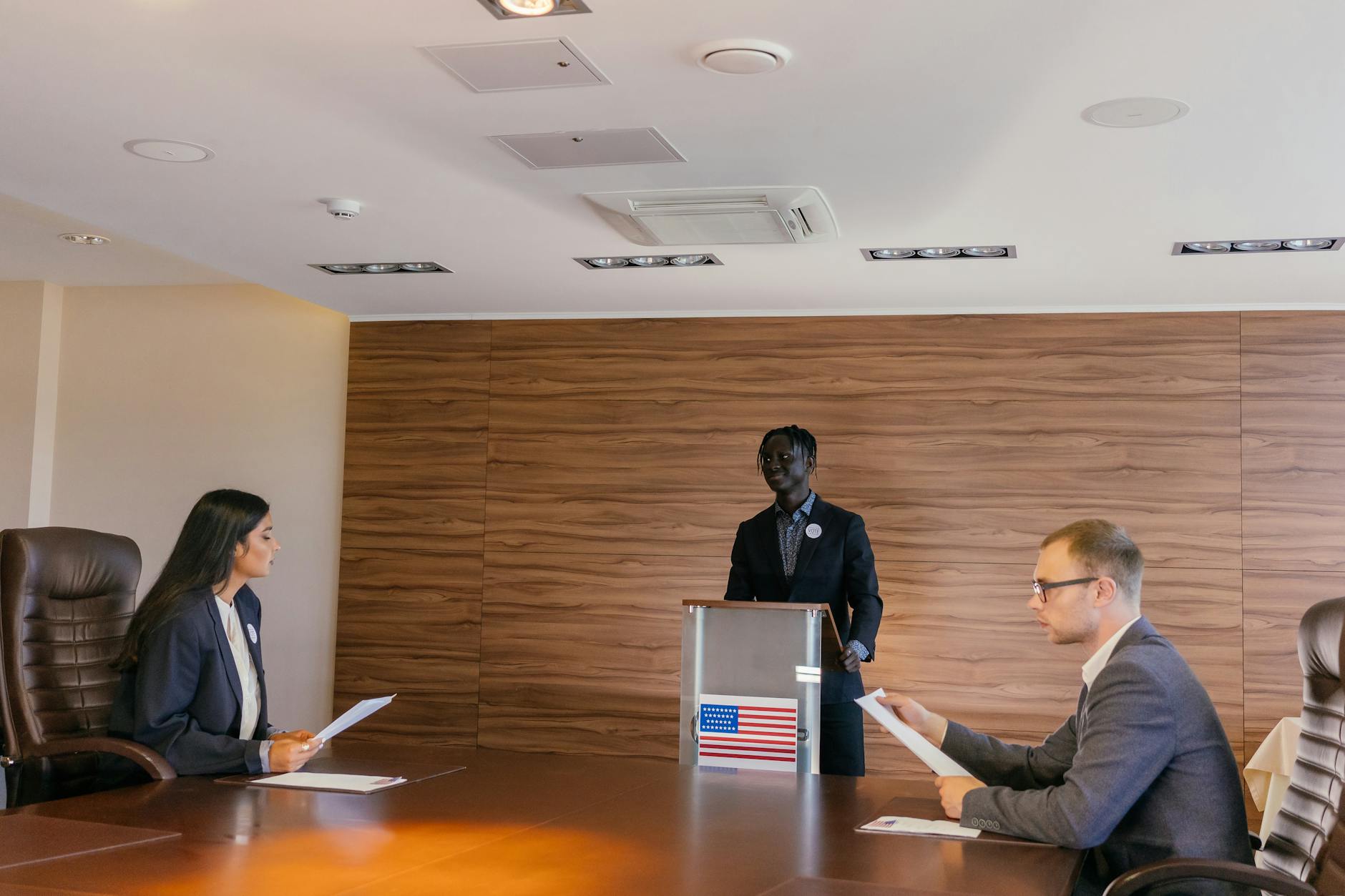 Grupo diverso de candidatos em sala de prova de concurso público no Brasil